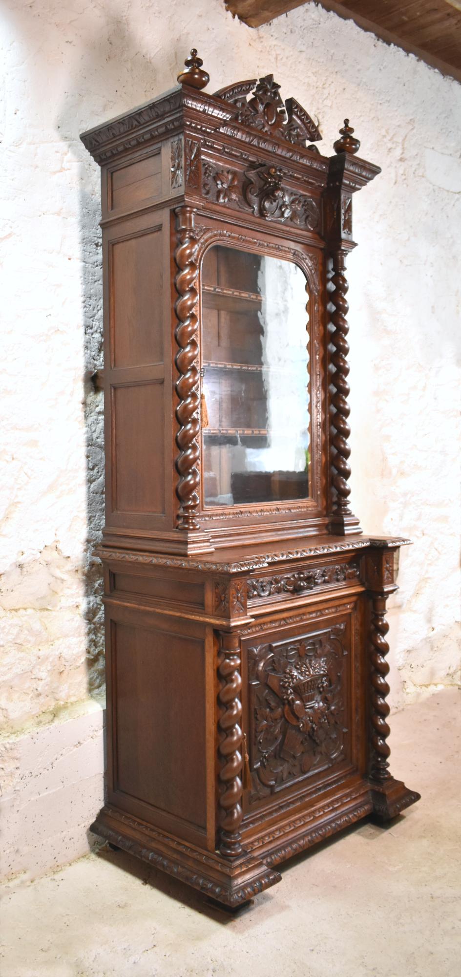 Vetrina da caccia francese in Oak stile Luigi XIII

Questo mobile da esposizione neogotico in Oak è caratterizzato da un profondo intaglio a rilievo. 

Sulla sommità un frontone ad arco con un cartiglio ovale centrale è affiancato da terminali