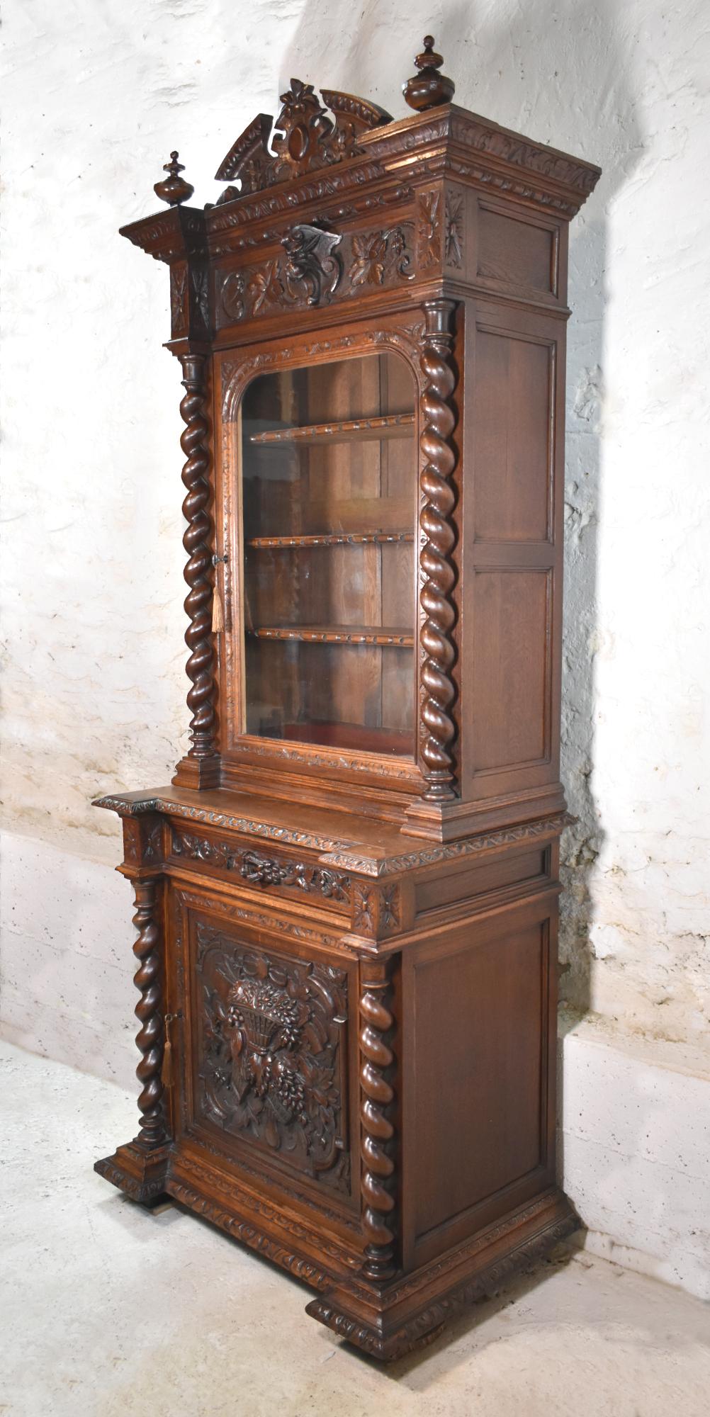 Neogotico Vetrina di caccia francese in Oak Oak Vitrine stile Luigi XIII in vendita