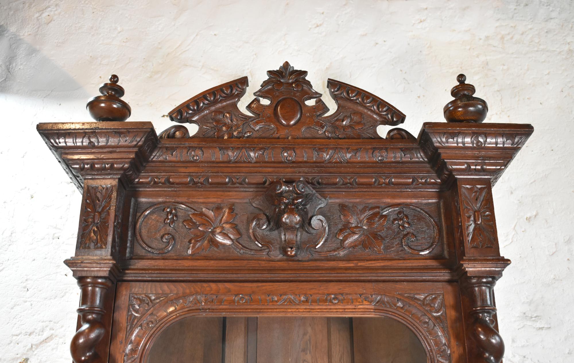 Francese Vetrina di caccia francese in Oak Oak Vitrine stile Luigi XIII in vendita