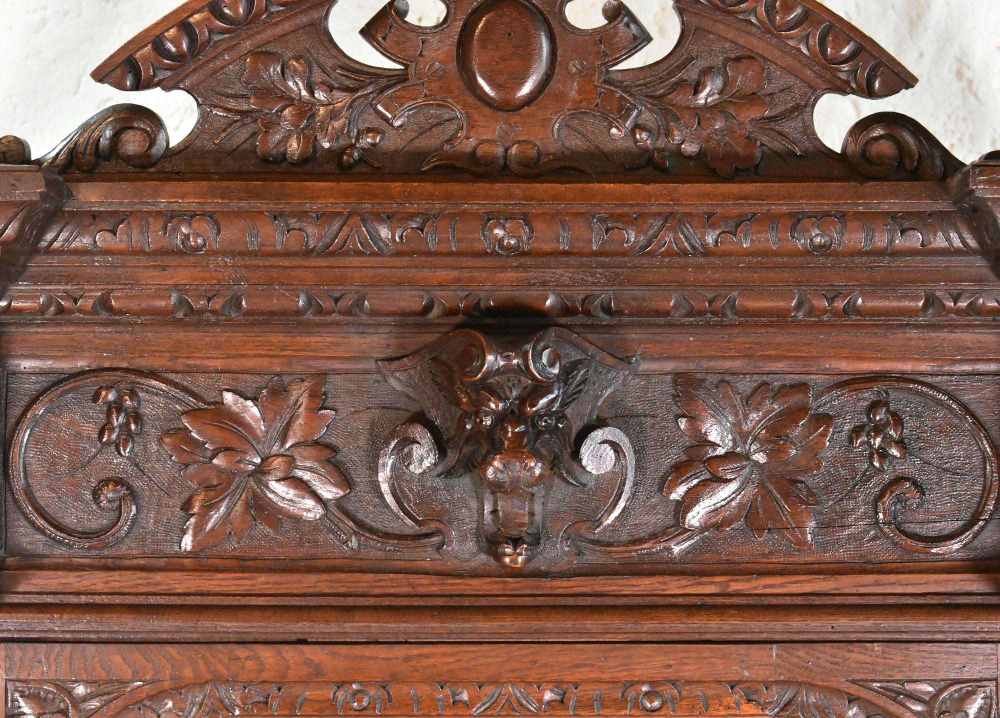 Intagliato Vetrina di caccia francese in Oak Oak Vitrine stile Luigi XIII in vendita