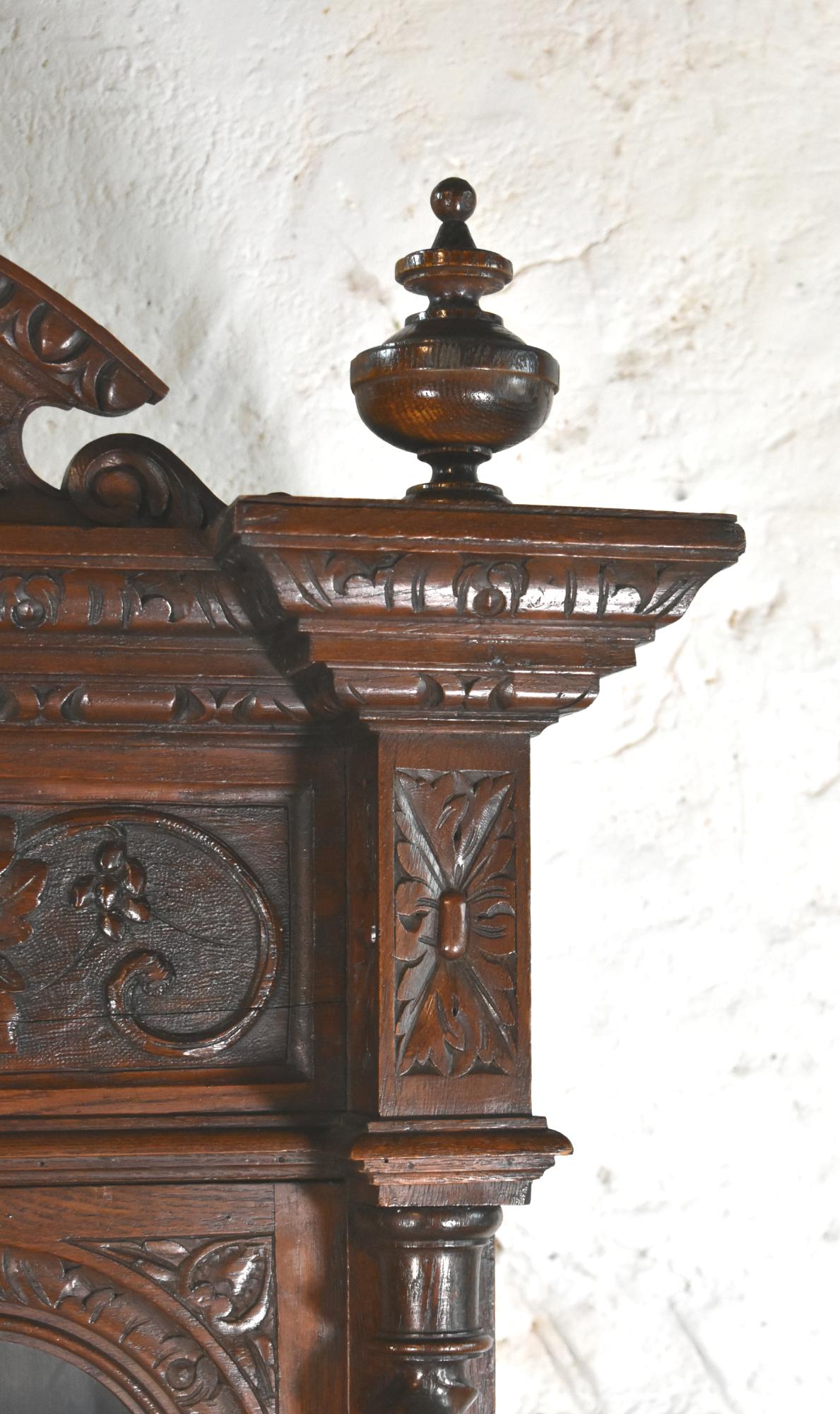 XIX secolo Vetrina di caccia francese in Oak Oak Vitrine stile Luigi XIII in vendita