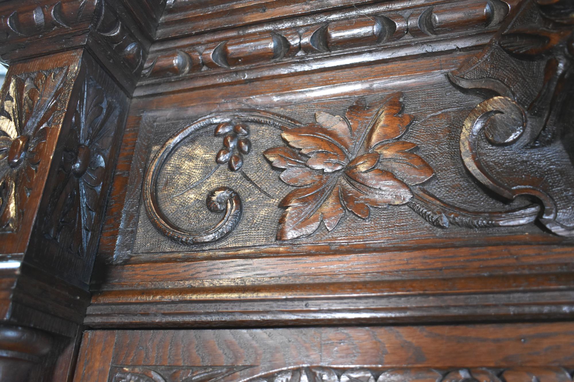 Vetro Vetrina di caccia francese in Oak Oak Vitrine stile Luigi XIII in vendita