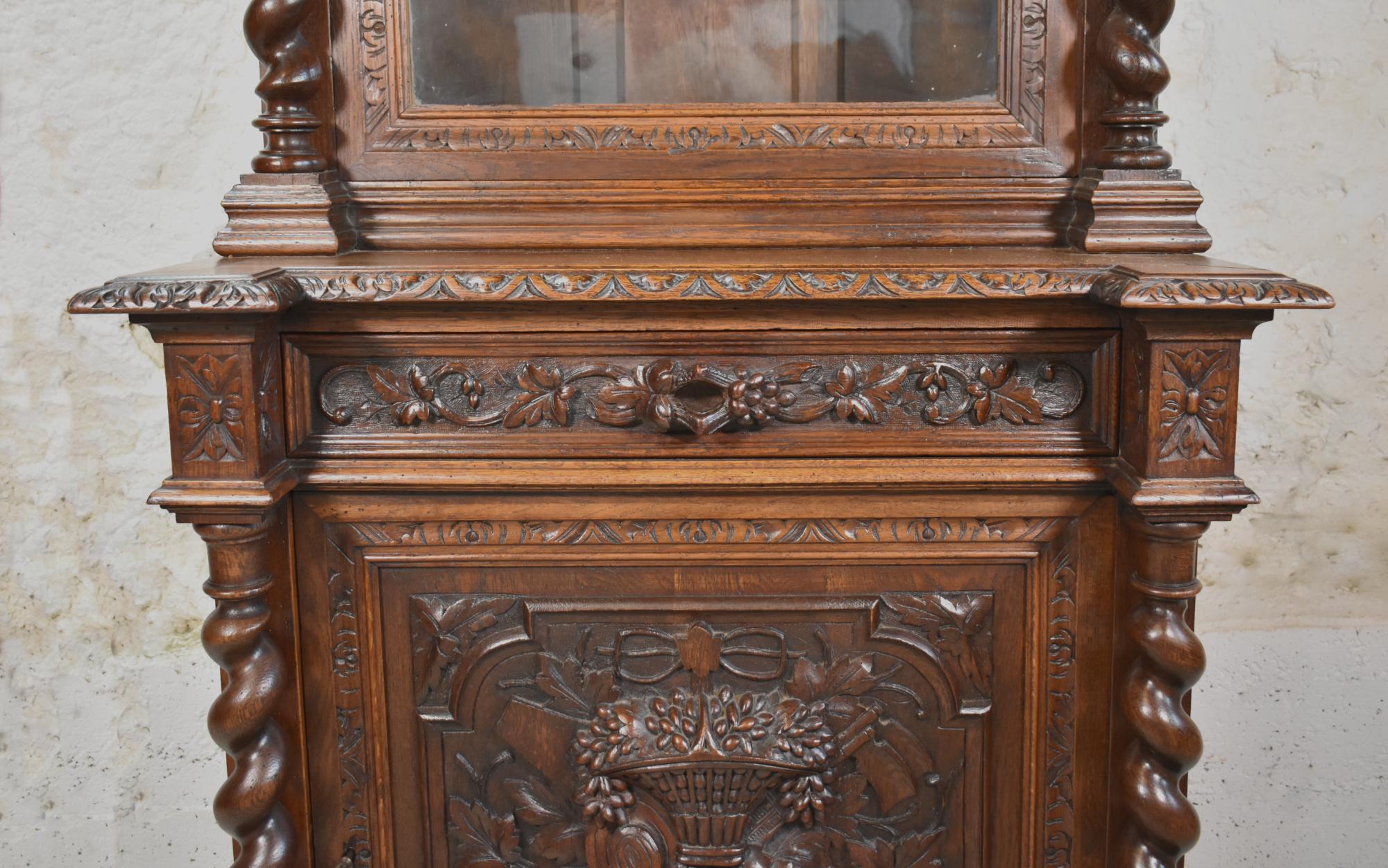 Vetrina di caccia francese in Oak Oak Vitrine stile Luigi XIII in vendita 1