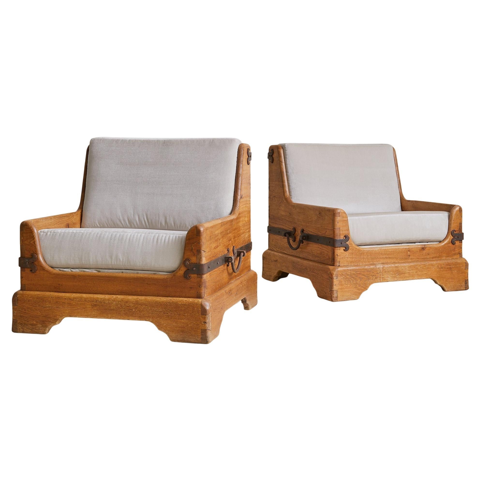 Se venden y cotizan individualmente.

Un sillón francés de los años 50 tallado en roble macizo, con un armazón arquitectónico definido por proporciones pesadas y herrajes de hierro forjado a mano. La carpintería de cola de milano a la vista y una