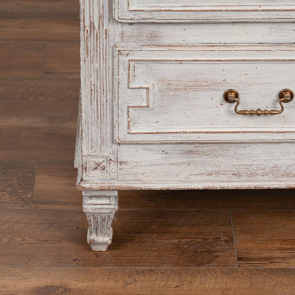 Grande cassettone in Oak francese dipinto di grigio, circa 1820-1840 in vendita 1
