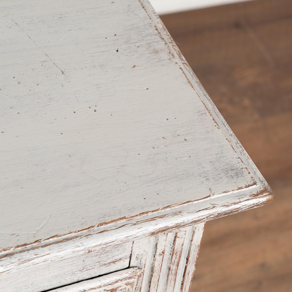 Grande cassettone in Oak francese dipinto di grigio, circa 1820-1840 in vendita 3