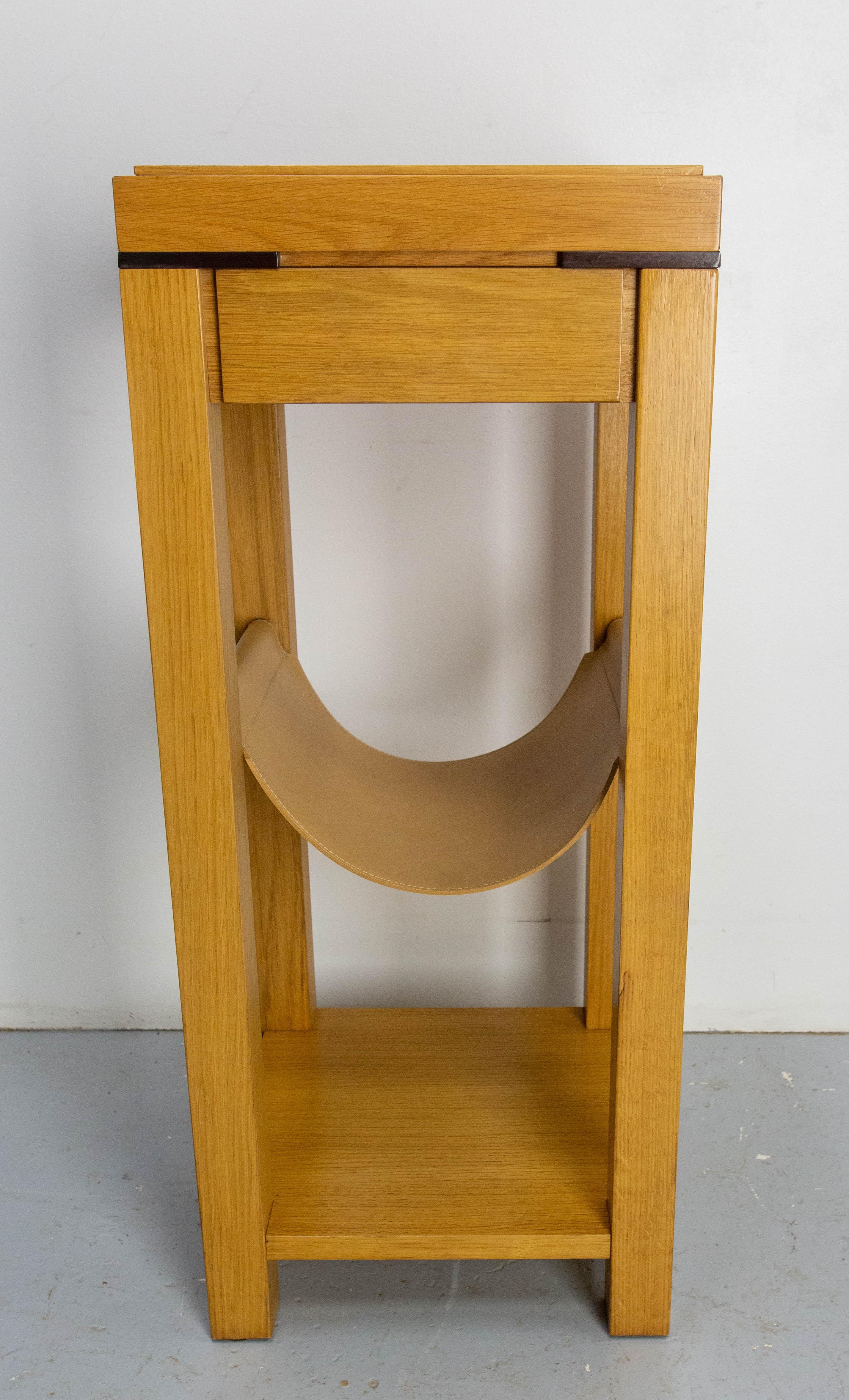 Sellette in Oak, costruita nel 2000, con un portariviste in pelle.
La cintura è impreziosita da pezzi di Oak macchiati. 
Prodotto in Francia
Buone condizioni, pochi segni d'uso.

Spedizione:
24 / 24 / 81 cm 10.1 kg