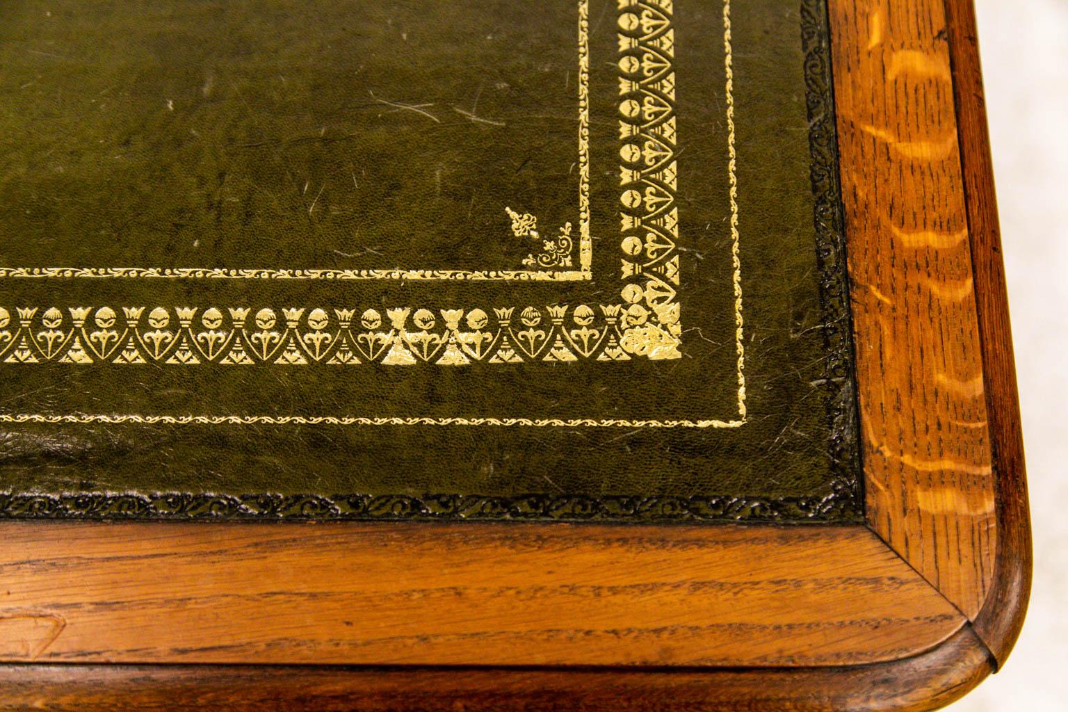 Scrivania con piano in pelle di Oak francese In condizioni buone a Wilson, NC