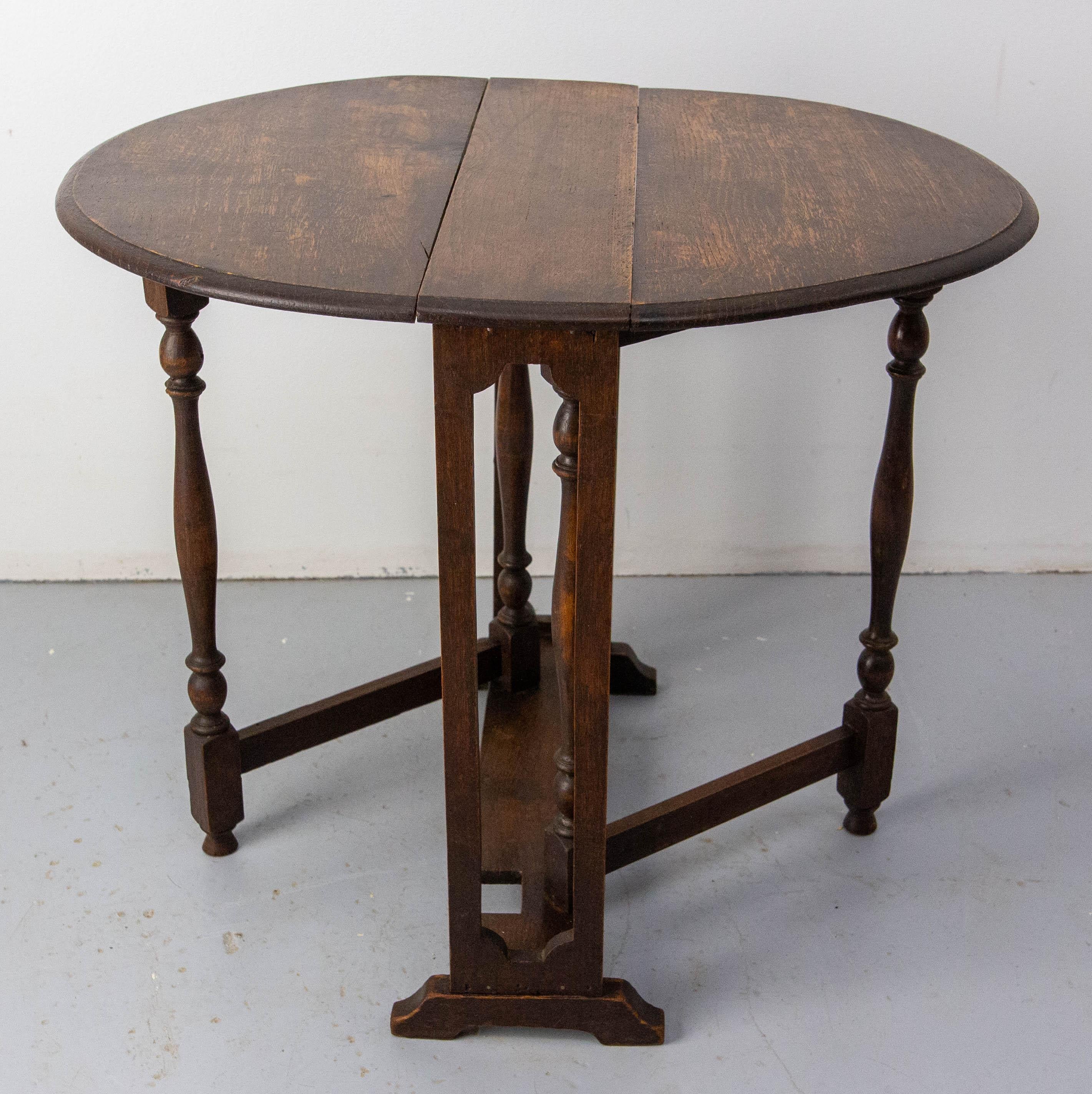 French Oak Little Oval Side Foldable Table End of Sofa Style circa 1920 In Good Condition For Sale In Labrit, Landes