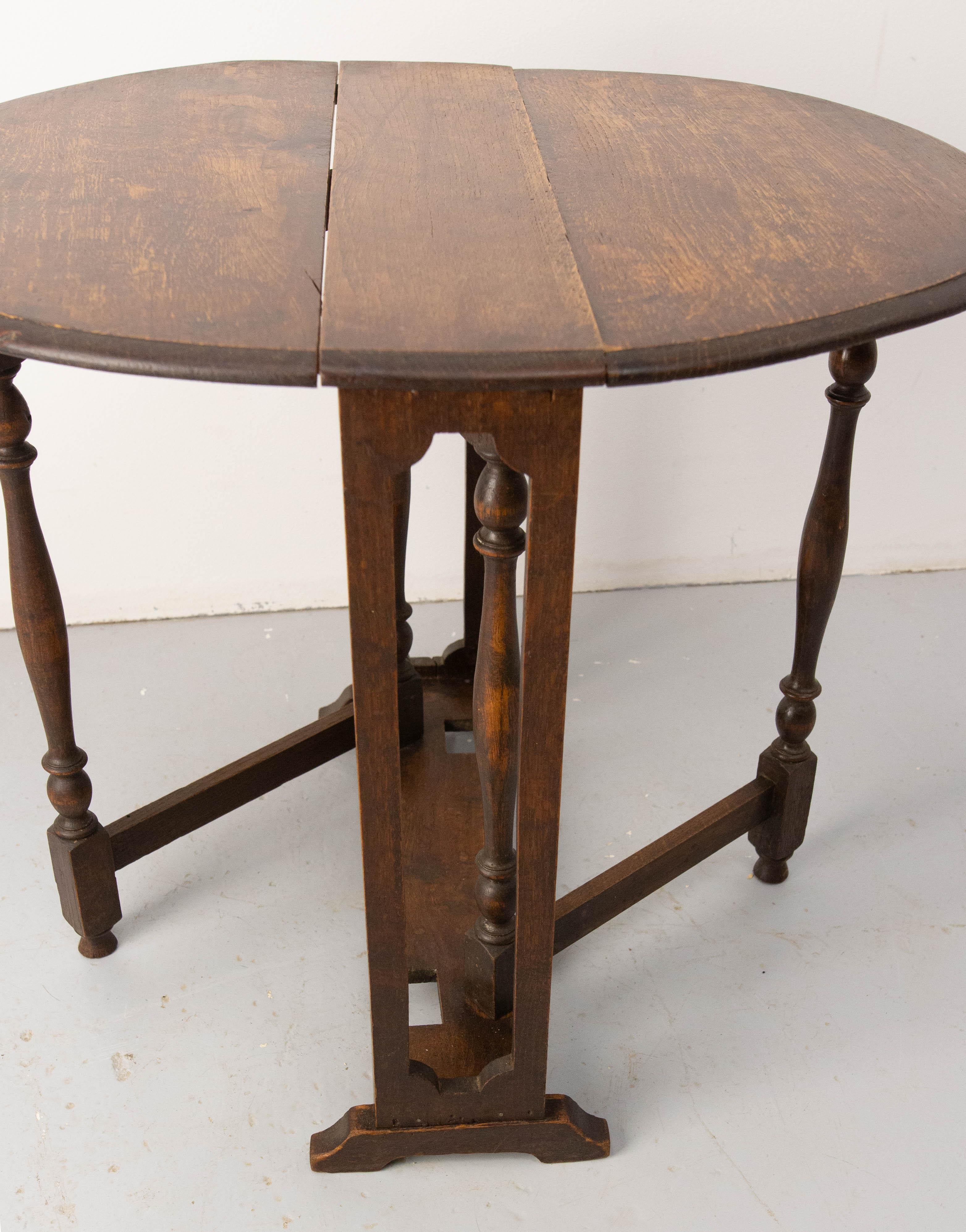20th Century French Oak Little Oval Side Foldable Table End of Sofa Style circa 1920 For Sale