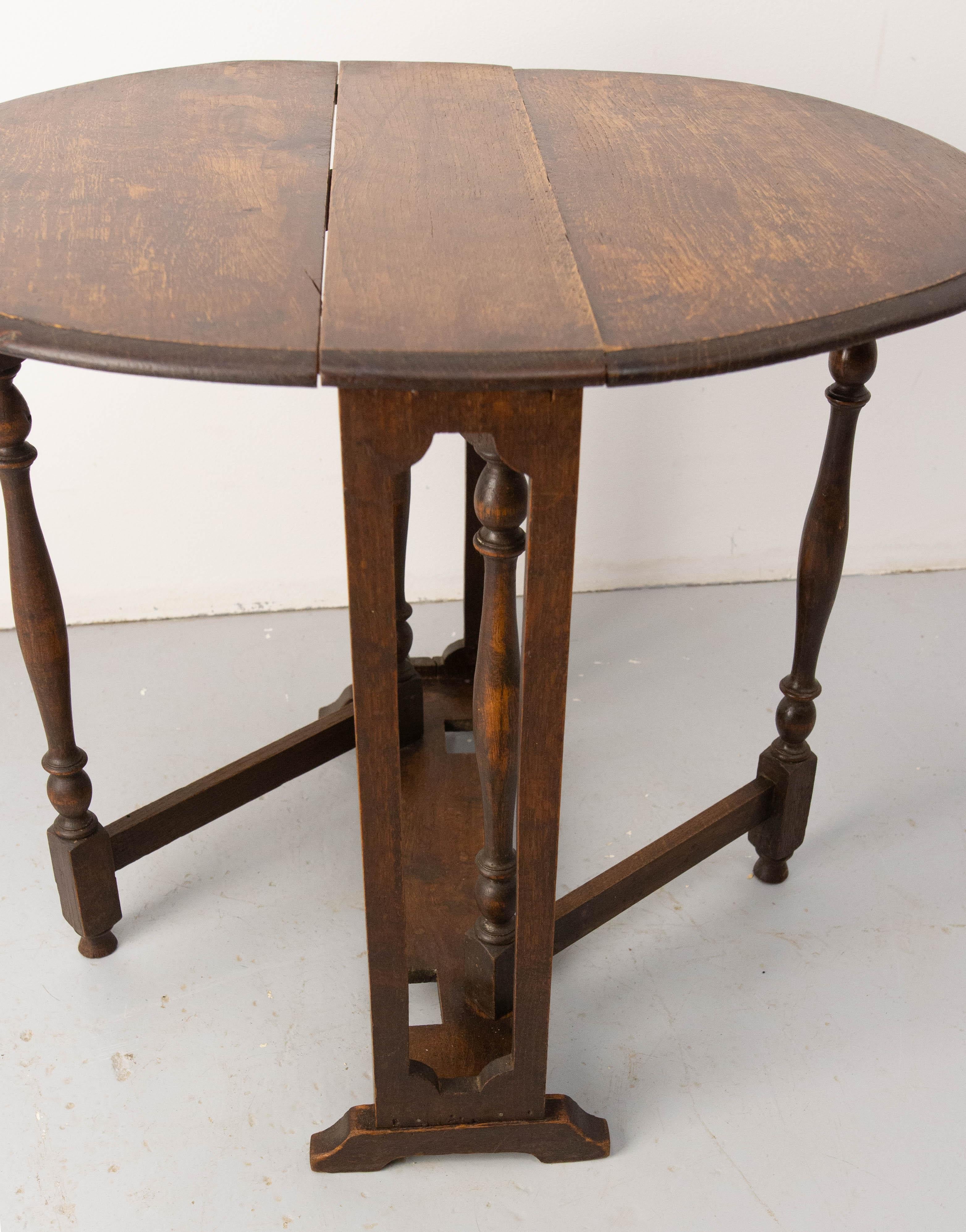 20th Century French Oak Little Oval Side Foldable Table End of Sofa Style circa 1920
