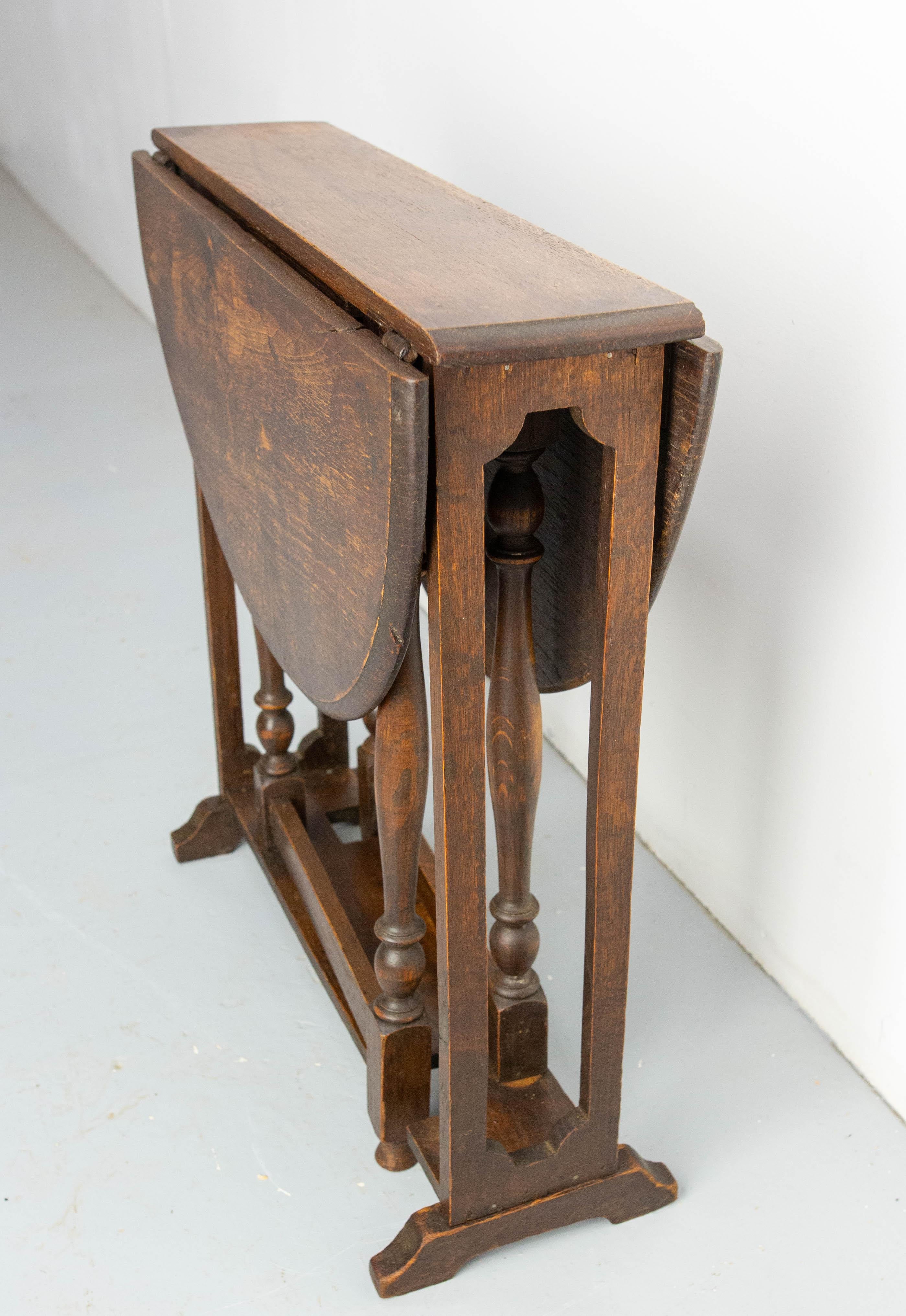 French Oak Little Oval Side Foldable Table End of Sofa Style circa 1920 For Sale 4