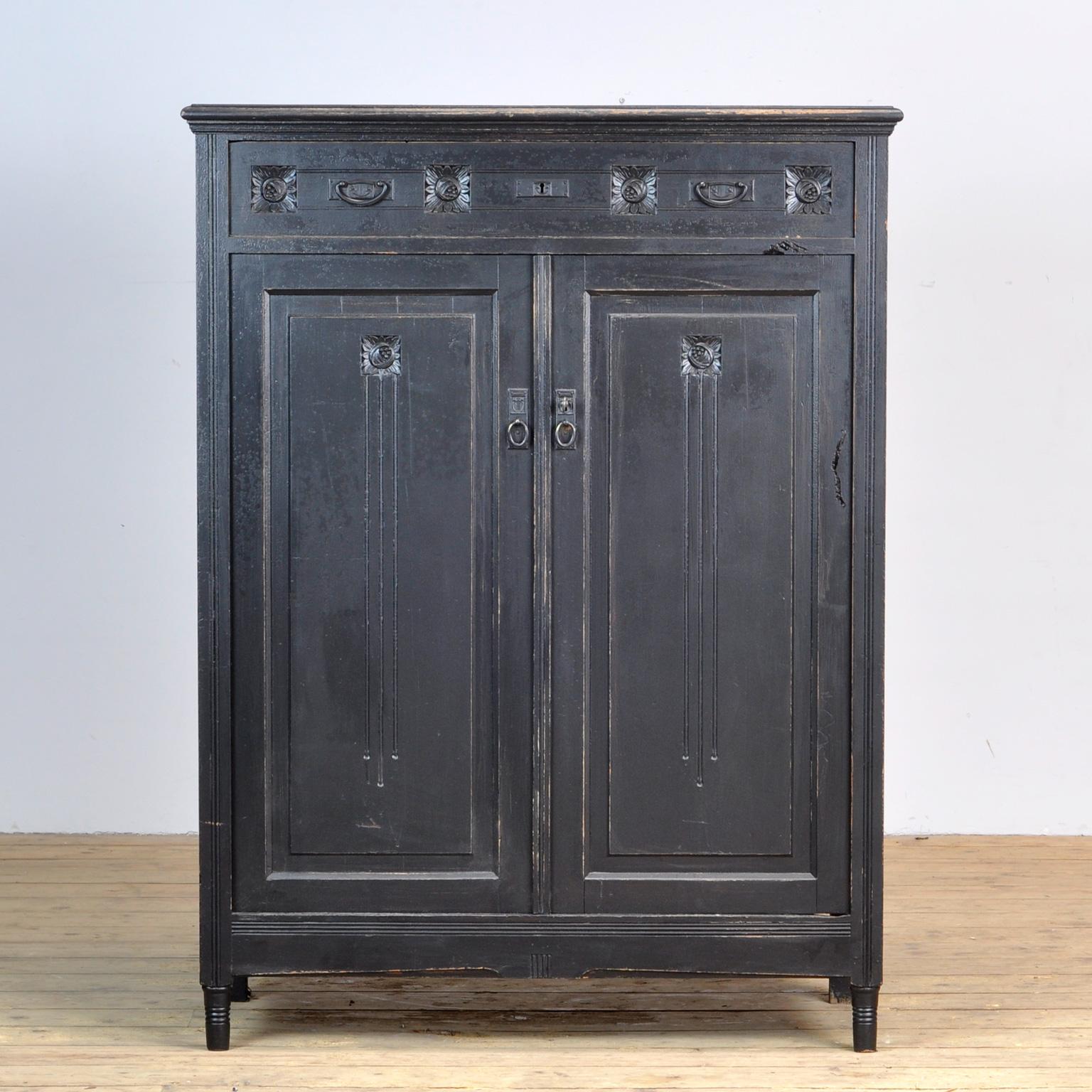 Oak maiden cabinet made in the 1940's made in France. On the inside two shelves and a drawer on top.
   