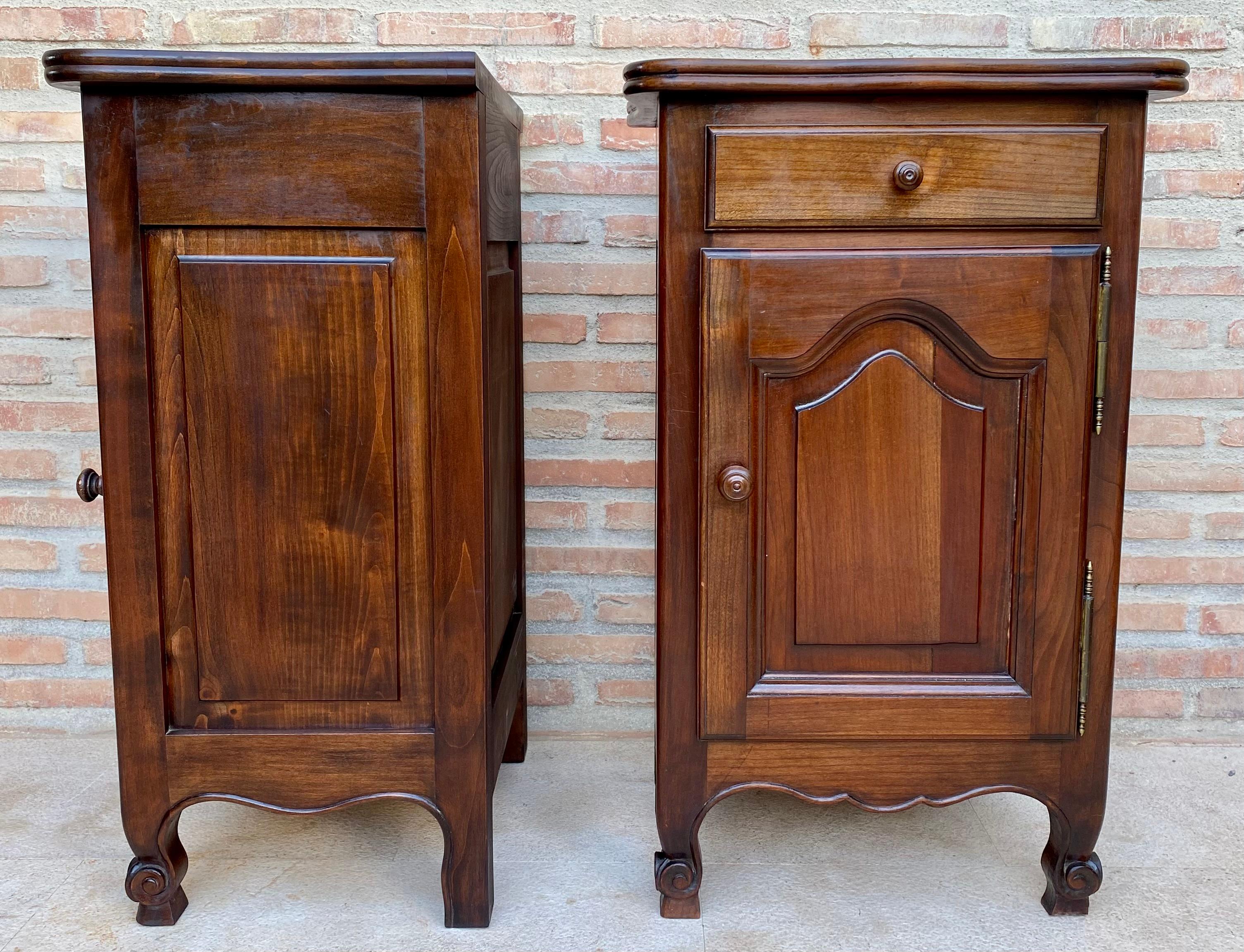 French Oak Nightstands, 1890s, Set of 2 In Good Condition For Sale In Miami, FL
