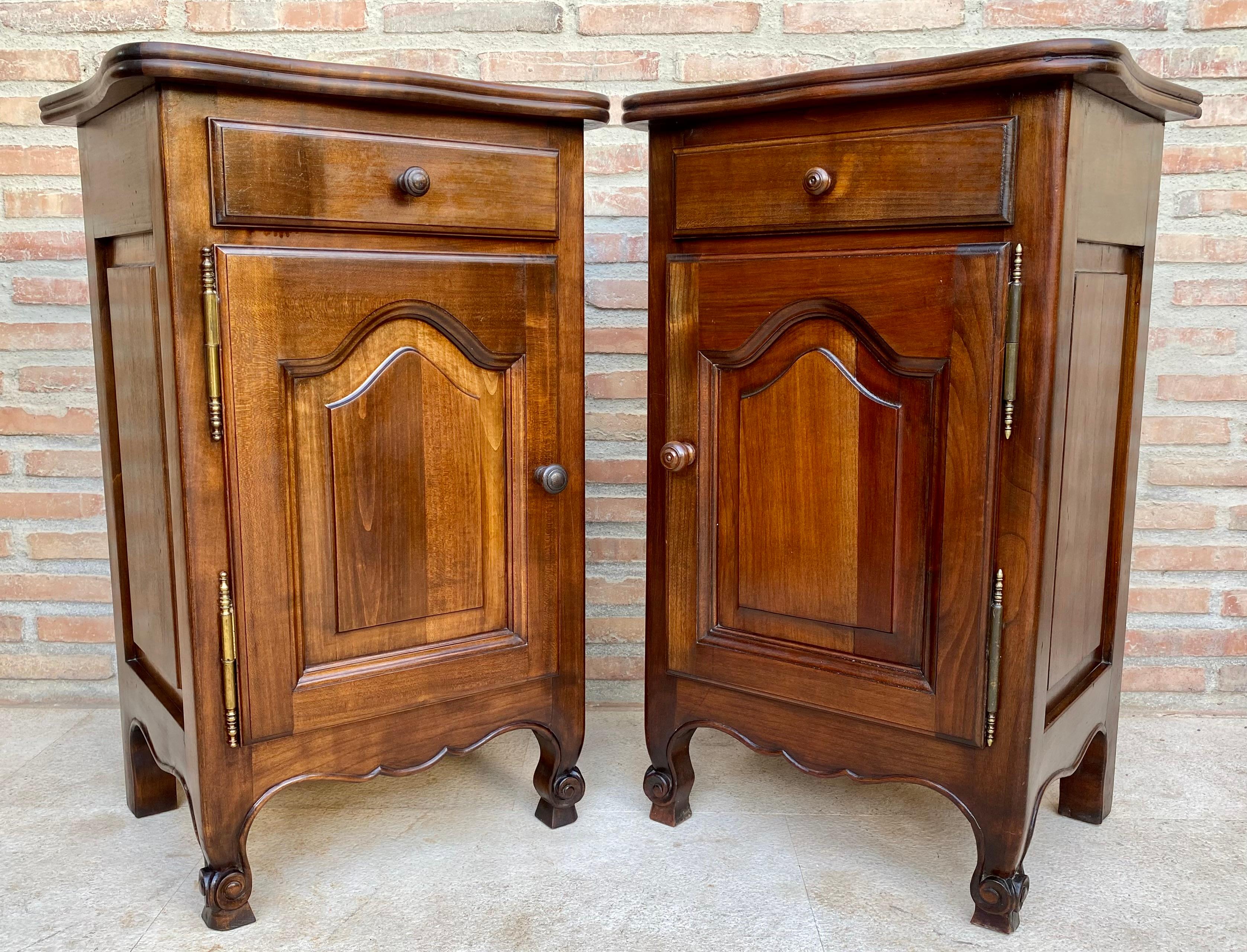 19th Century French Oak Nightstands, 1890s, Set of 2 For Sale