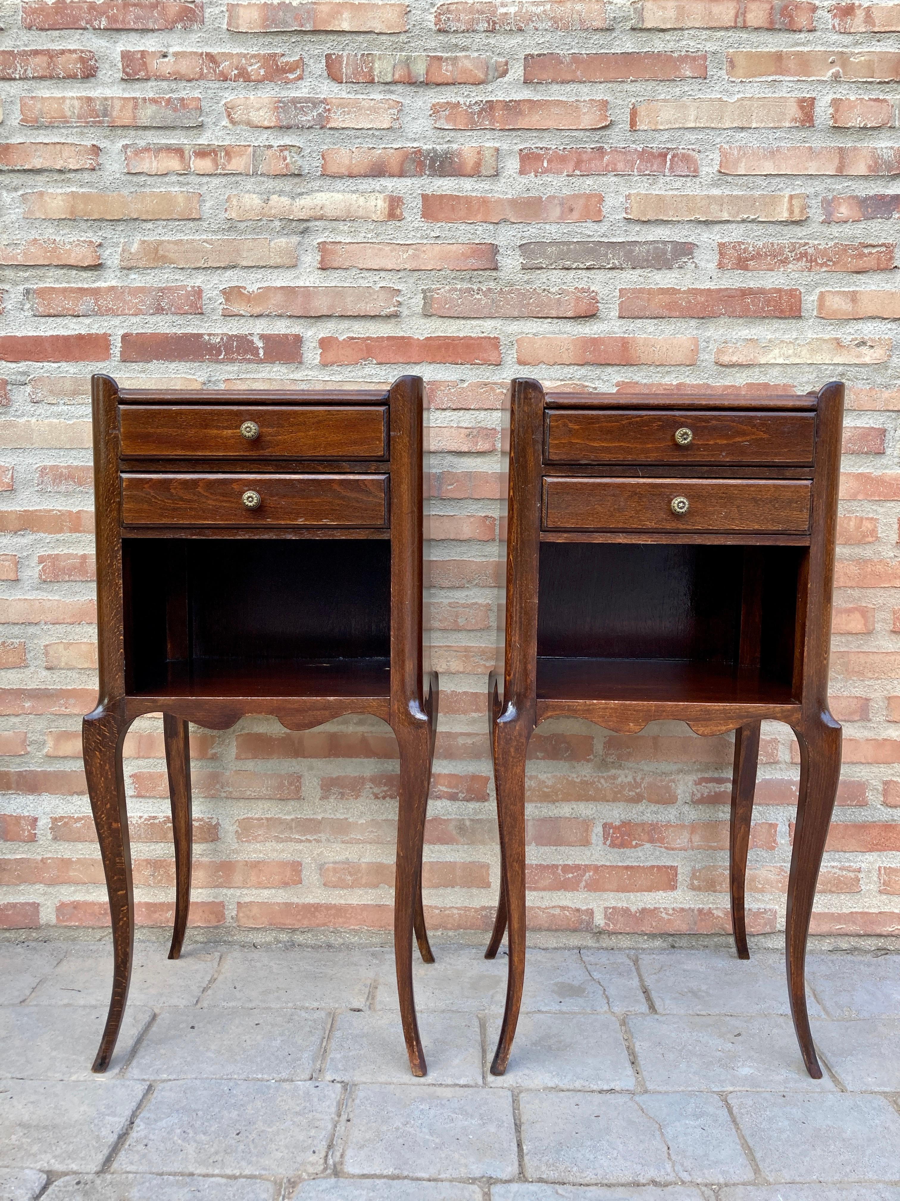 Elegant pair of coffee tables or bedside tables in antique Louis XV style from the 1890s, rare and fine in oak wood. This pair of nightstands have particularly thin legs. In the front they have two comfortable drawers and an open shelf. Pair of