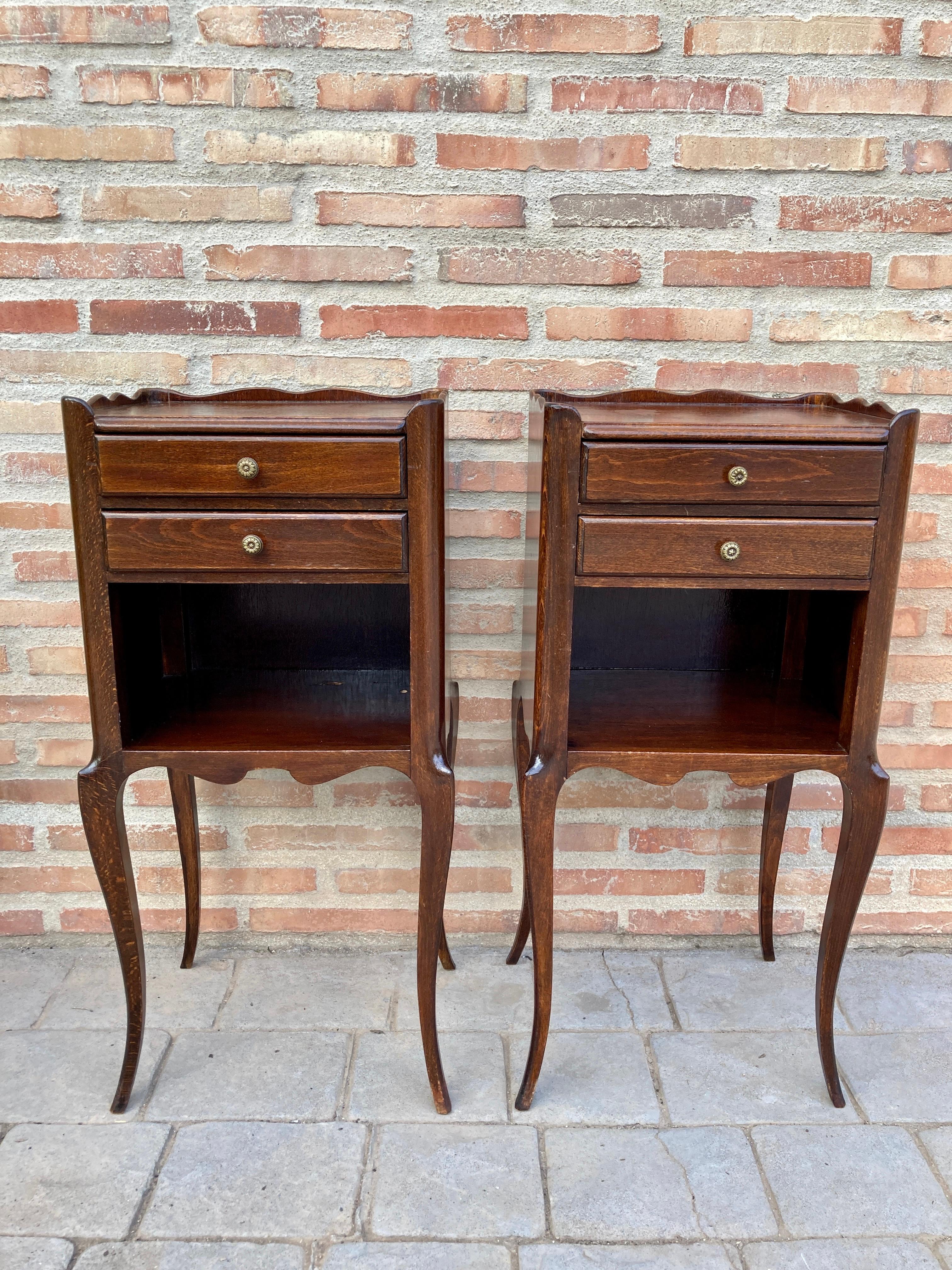 French Oak Nightstands with 2 Drawers, 1890s, Set of 2 In Good Condition For Sale In Miami, FL