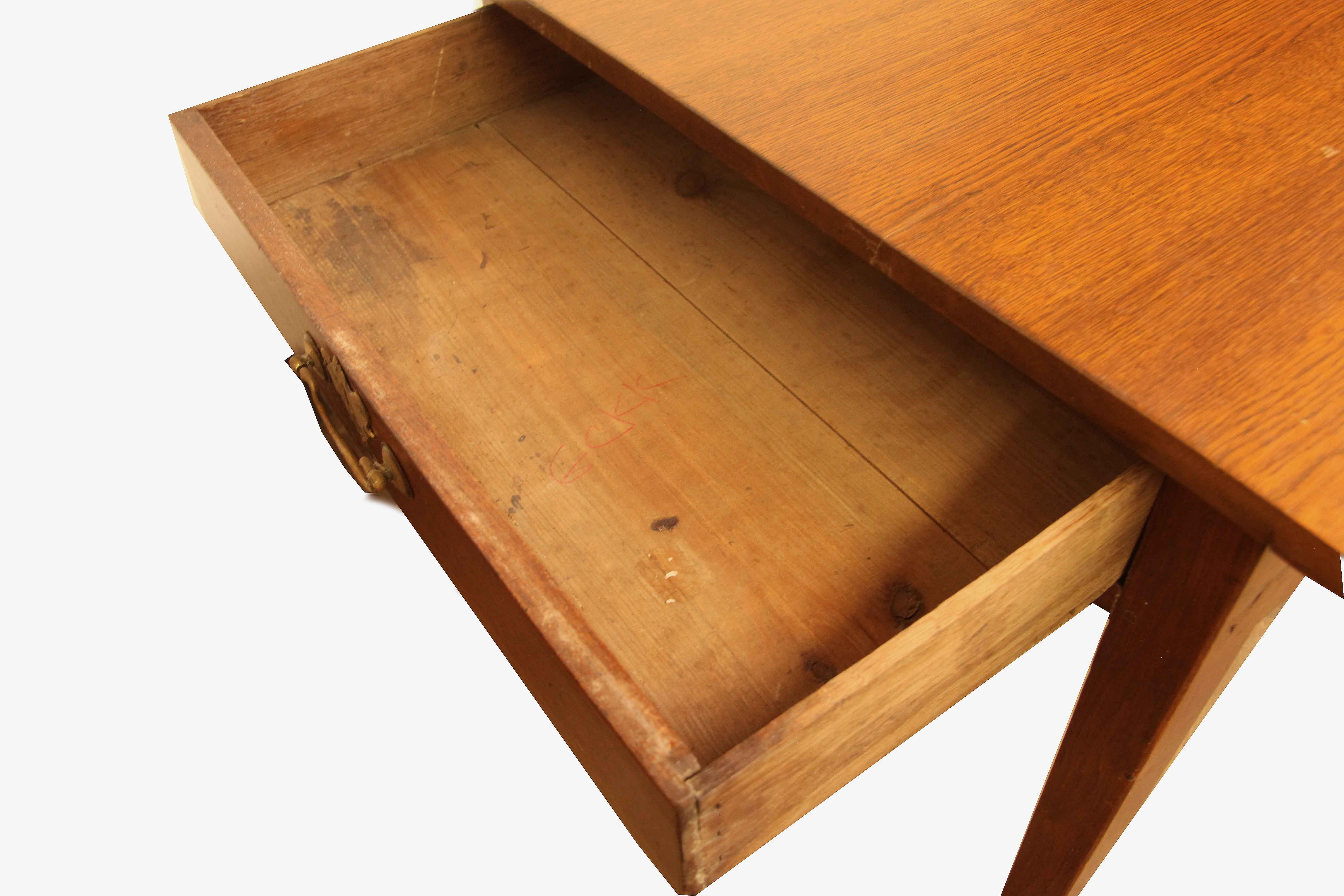 Französischer Eichenholztisch mit einer Schublade (Messing) im Angebot