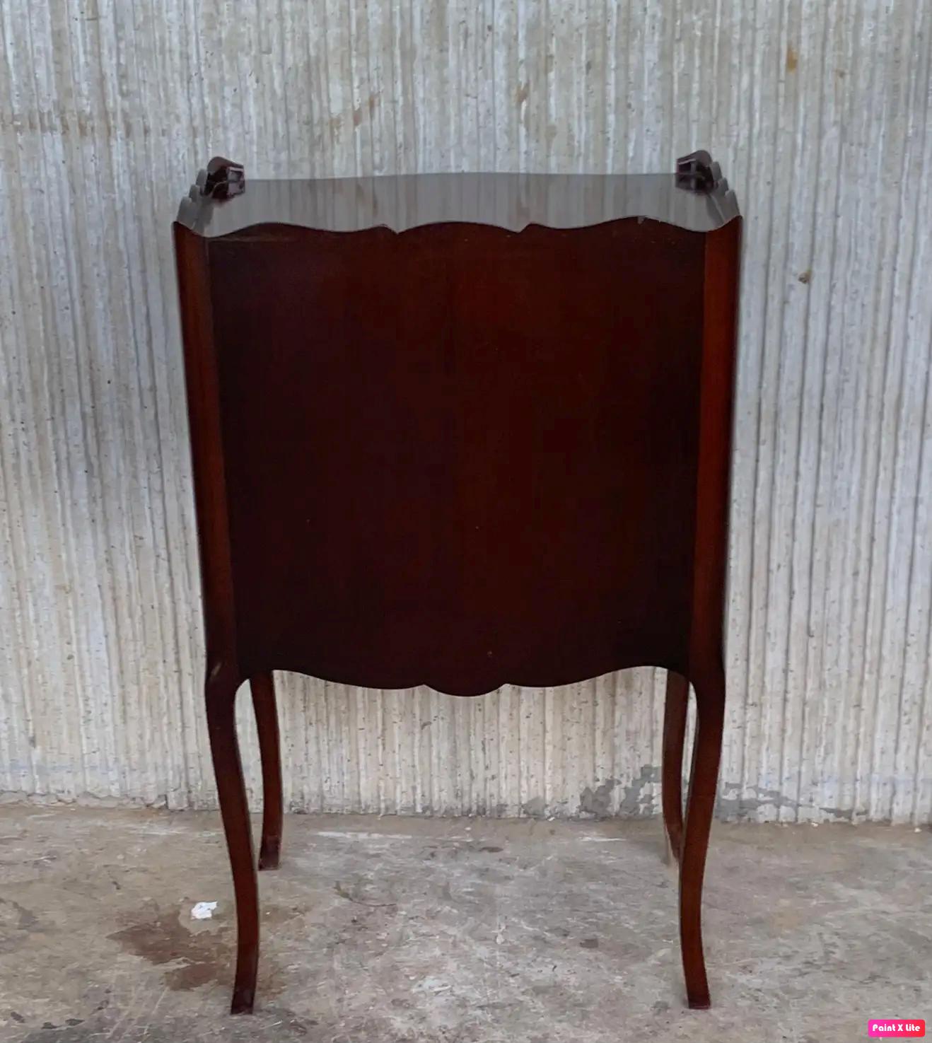 French Oak Pair of Nightstands with Four Drawers and Cabriole Legs, 1890s In Good Condition In Miami, FL