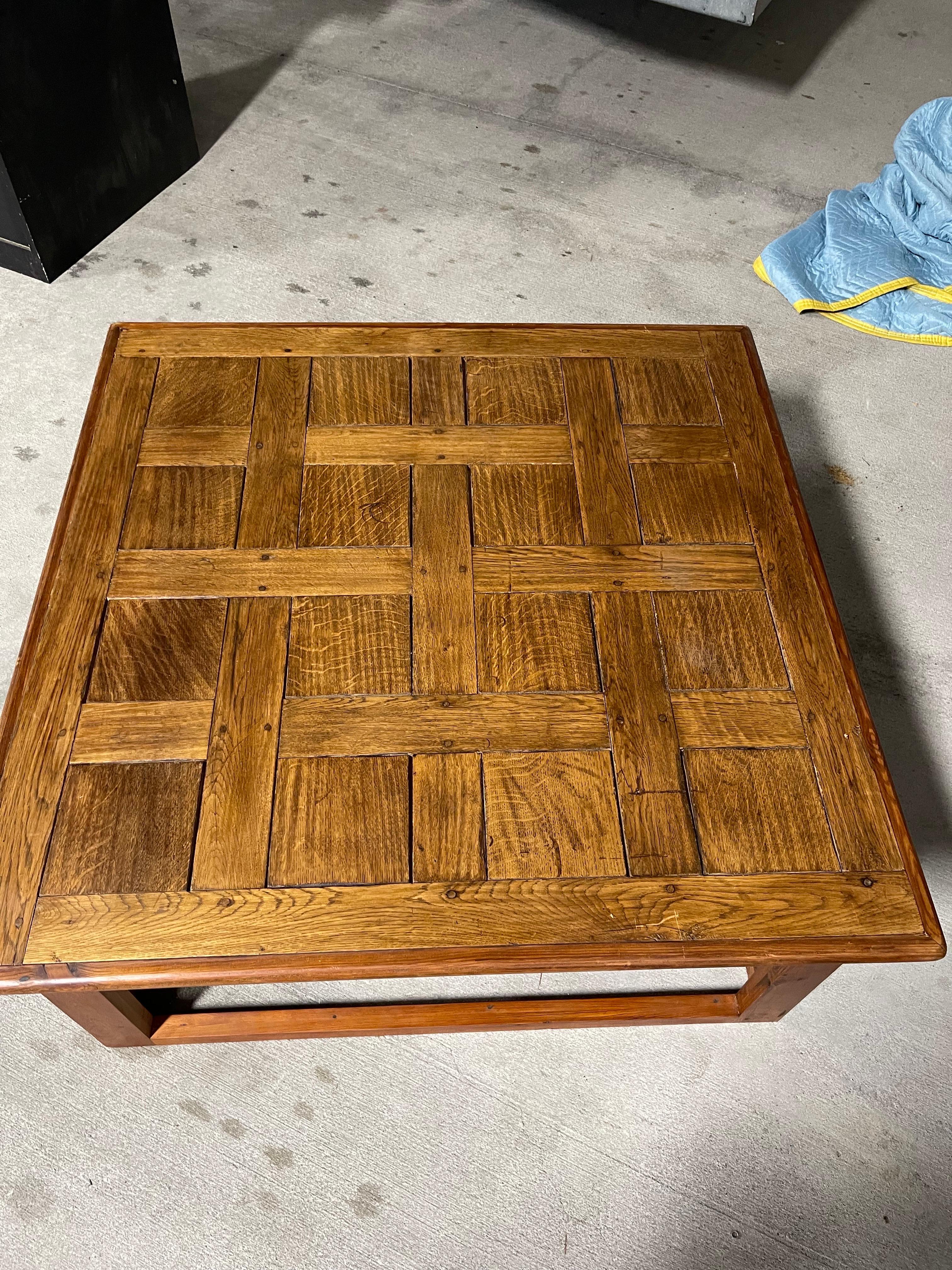 Table basse en parquet de chêne français, fin du 20e siècle Bon état - En vente à Savannah, GA
