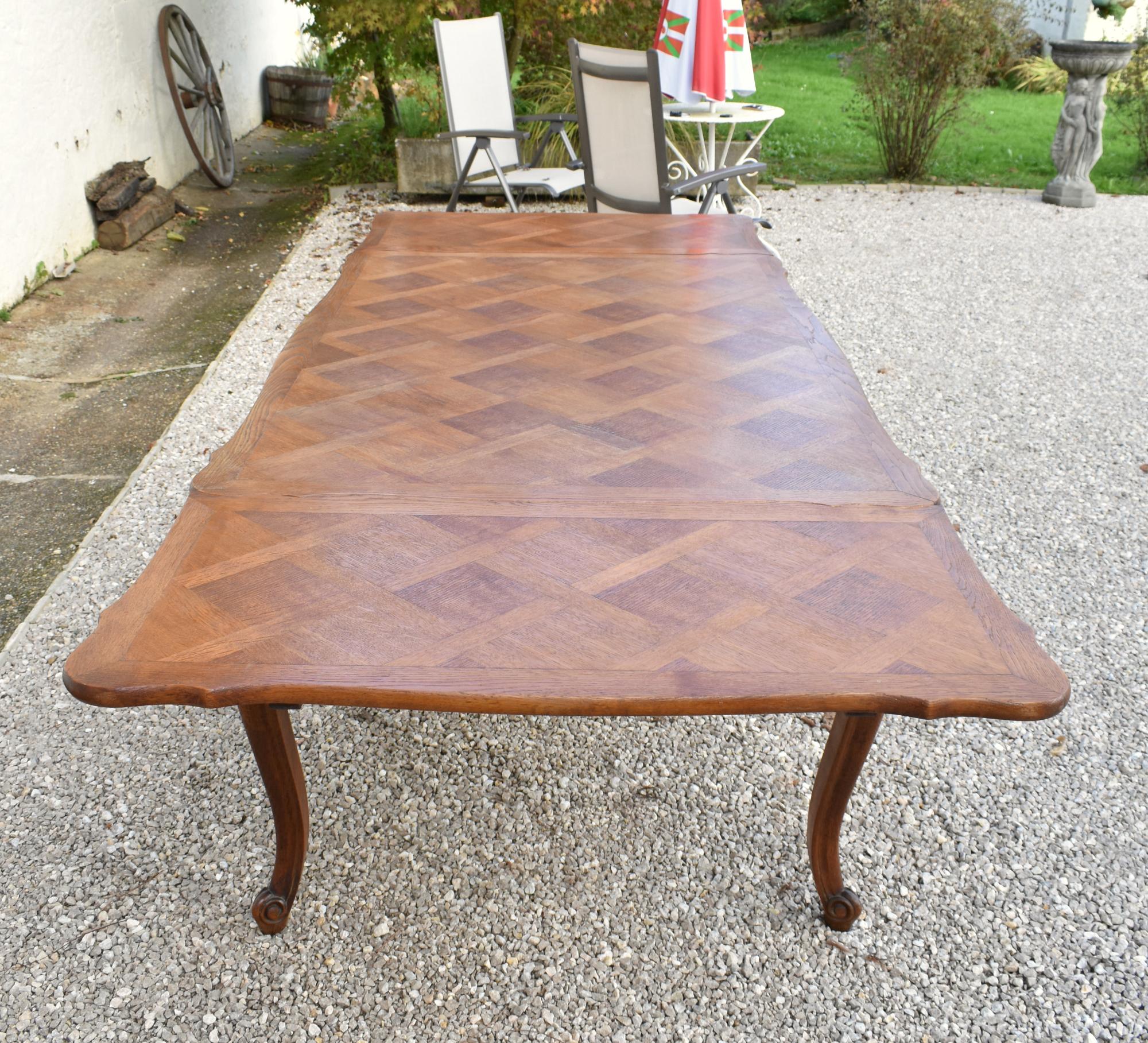 Table de salle à manger en chêne français à plateau en parqueterie Bon état - En vente à SAINTE-COLOMBE, FR
