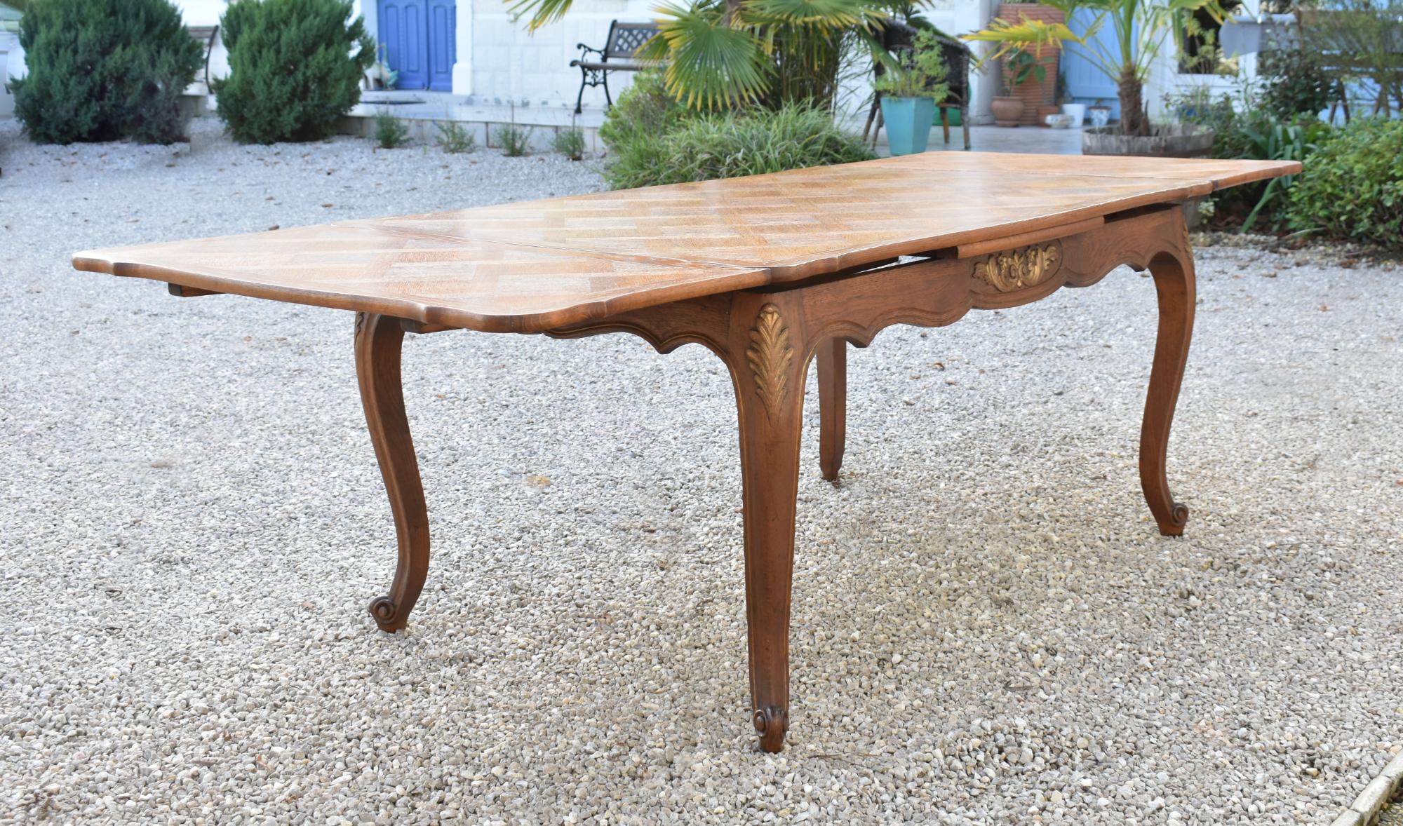 XIXe siècle Table de salle à manger en chêne français à plateau en parqueterie en vente