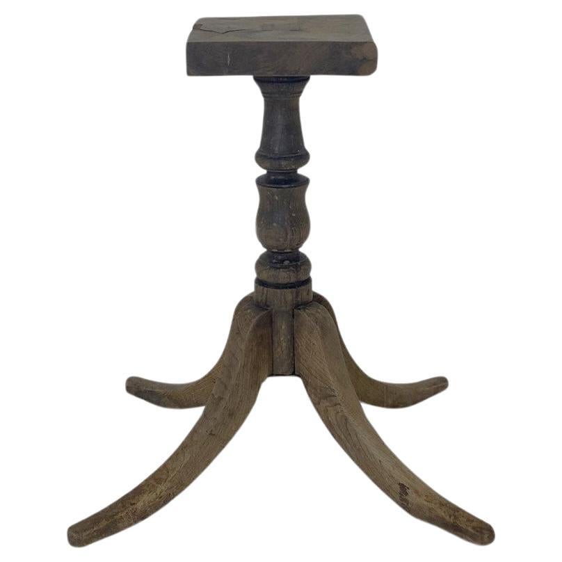 Ein dekorativer Sockeltisch aus französischer Eiche aus dem 19. Jahrhundert mit einer wunderbaren Alterspatina.  Ursprünglich ein Tischsockel, hat der Sockel eine zentrale gedrechselte Säule mit schön geformten, gespreizten Beinen, die sich zu einem