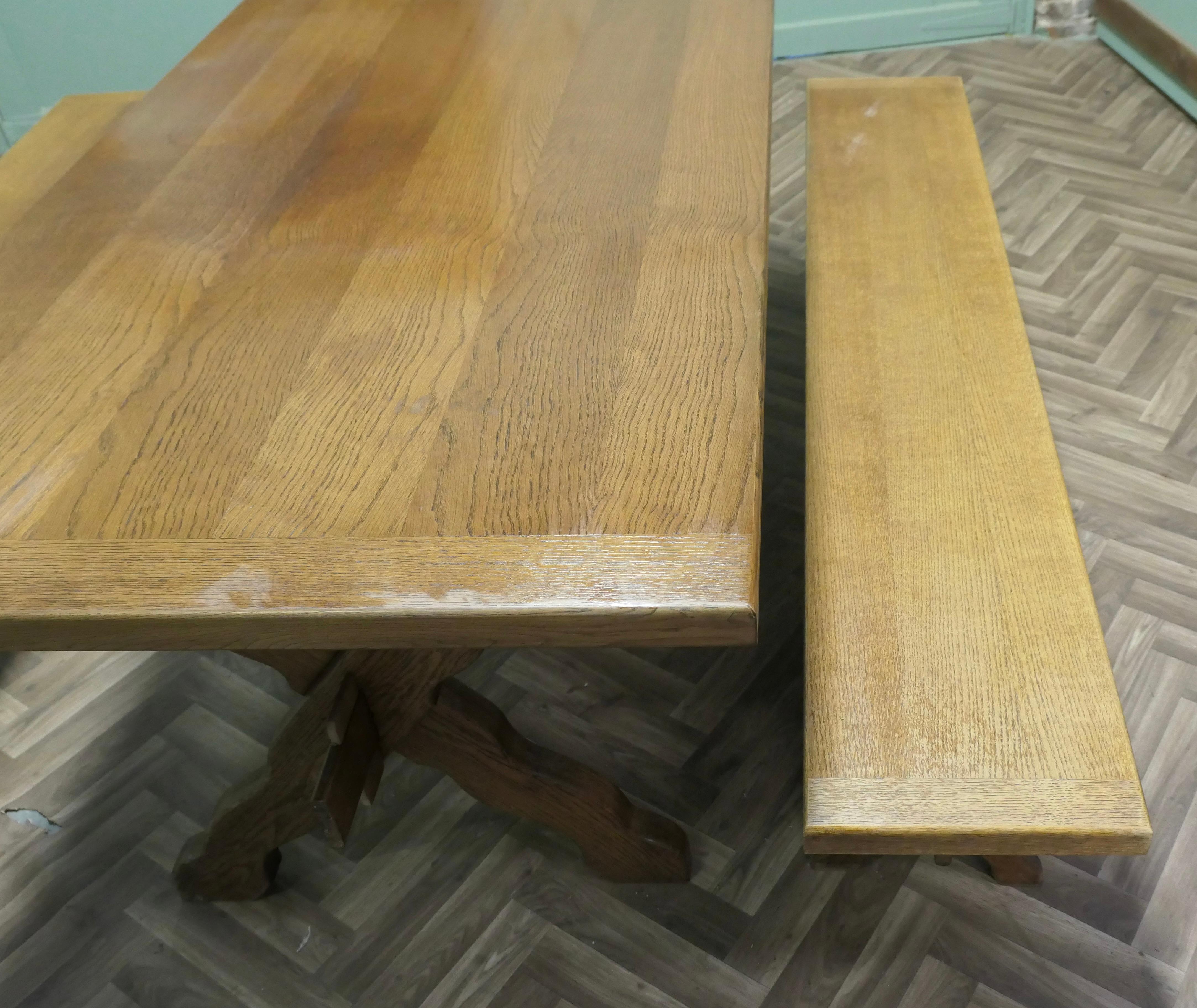 French Oak Refectory Table and Benches This is a Heavy Set Bon état - En vente à Godshill, Isle of Wight