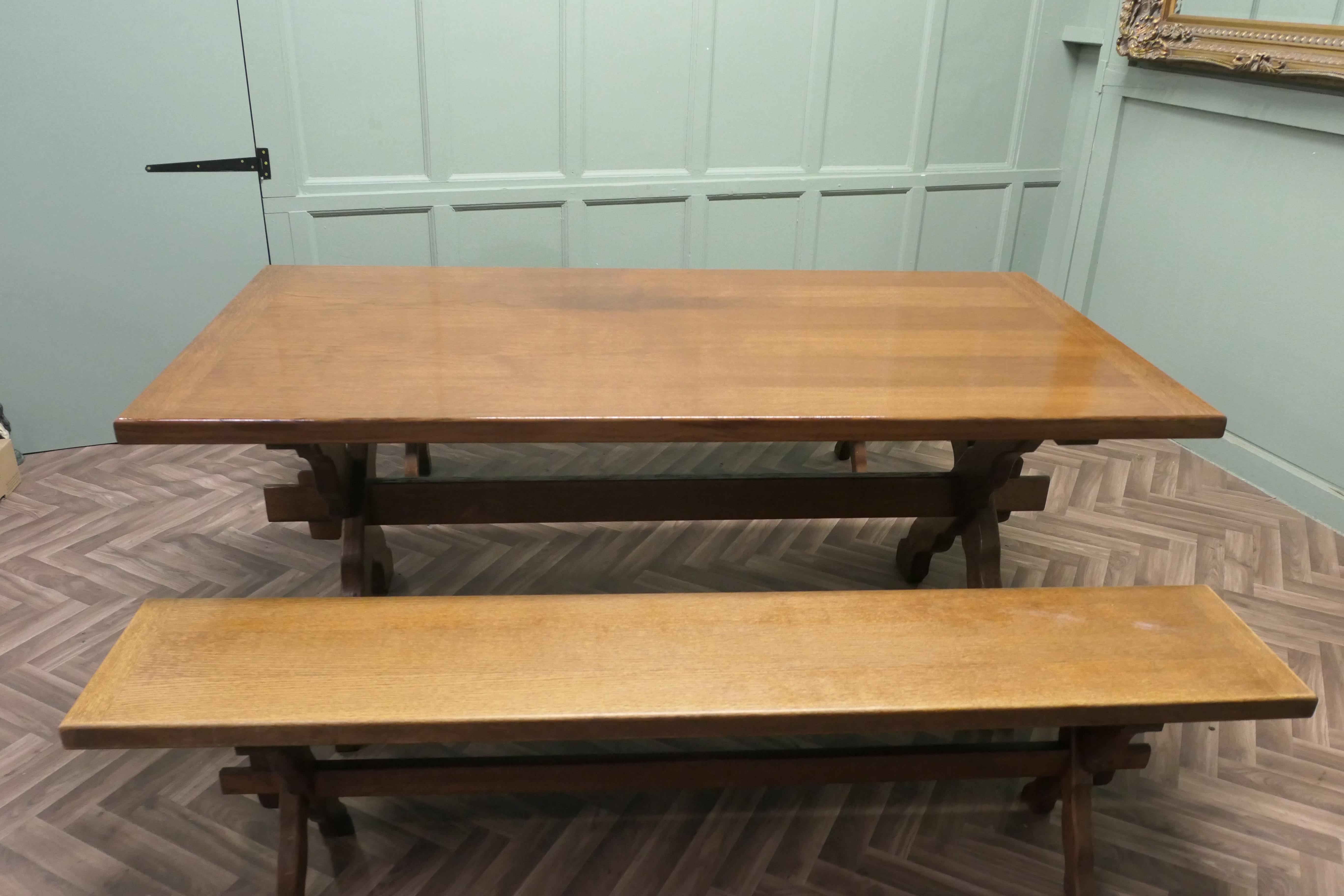French Oak Refectory Table and Benches  This is a very Heavy Set De campo en venta