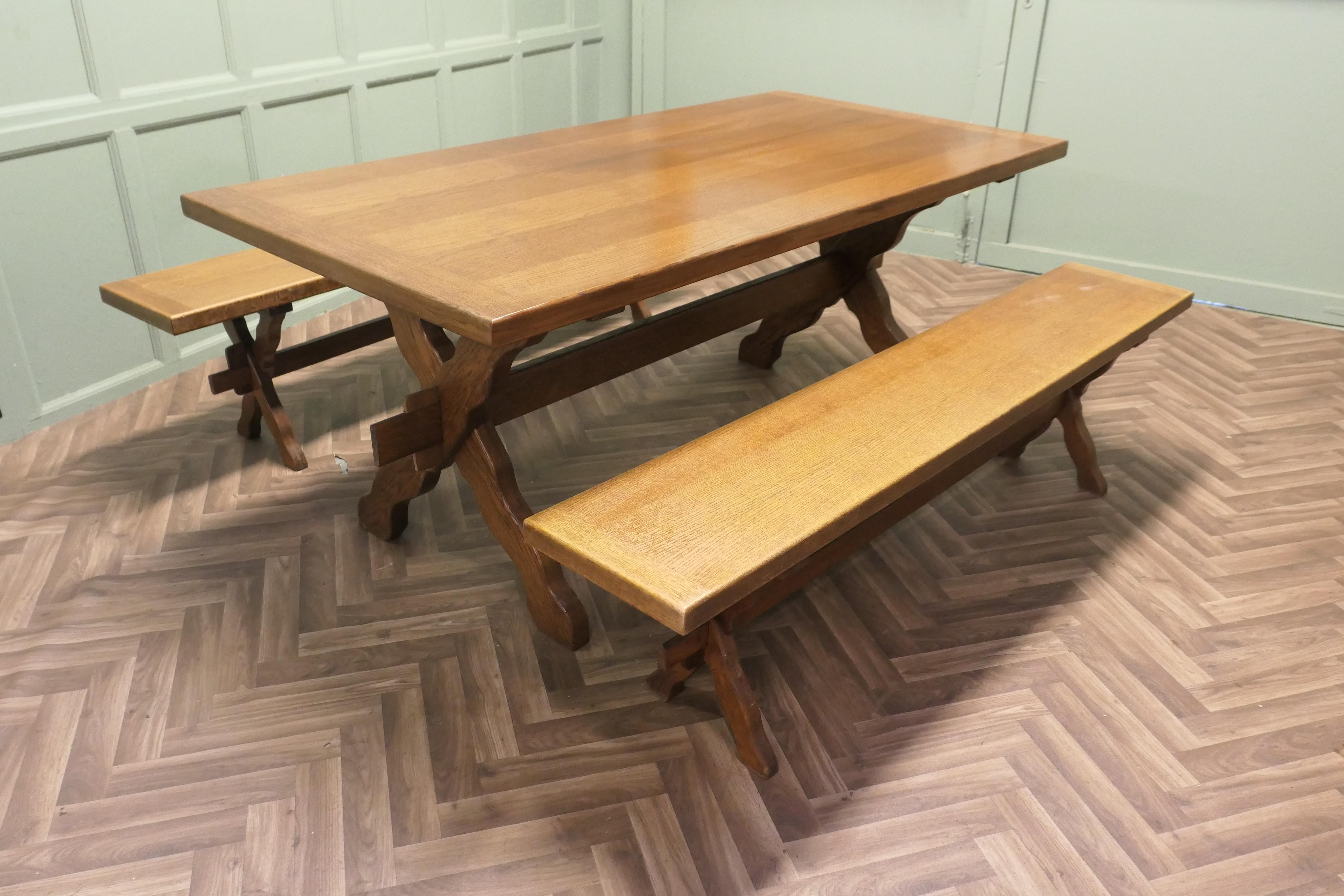 French Oak Refectory Table and Benches  This is a very Heavy Set mediados del siglo XX en venta