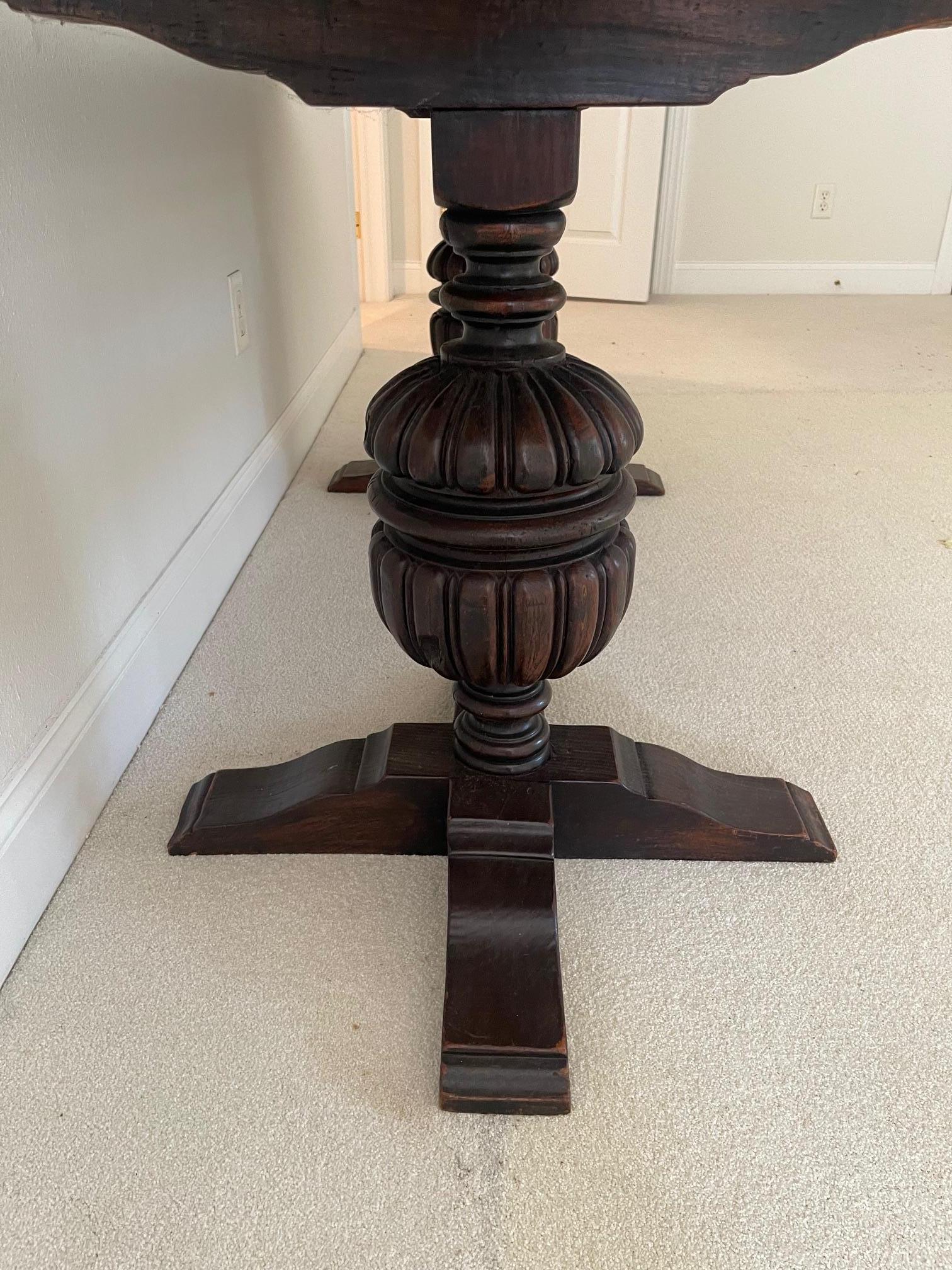 Mesa refractaria o de biblioteca de roble francés sobre pedestales, S. XIX Roble en venta