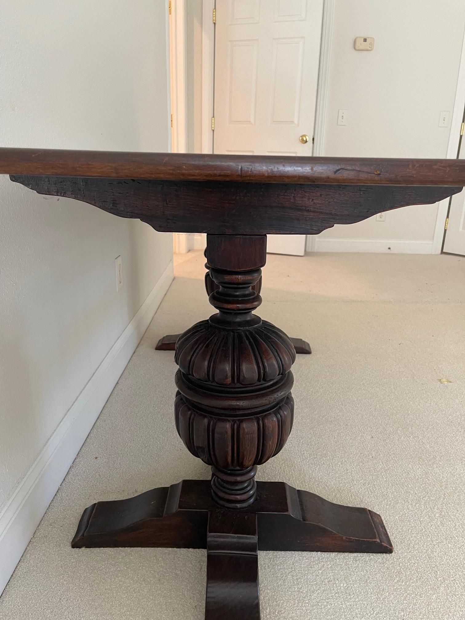 Mesa refractaria o de biblioteca de roble francés sobre pedestales, S. XIX en venta 1