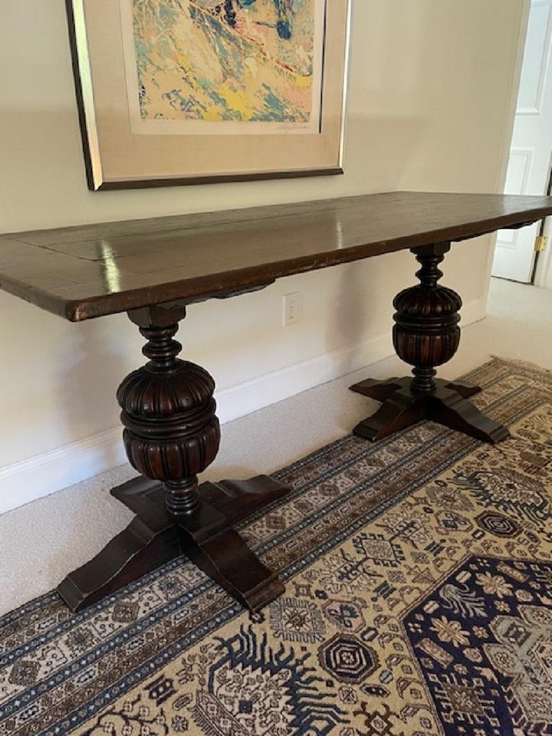 Mesa refractaria o de biblioteca de roble francés sobre pedestales, S. XIX en venta 2