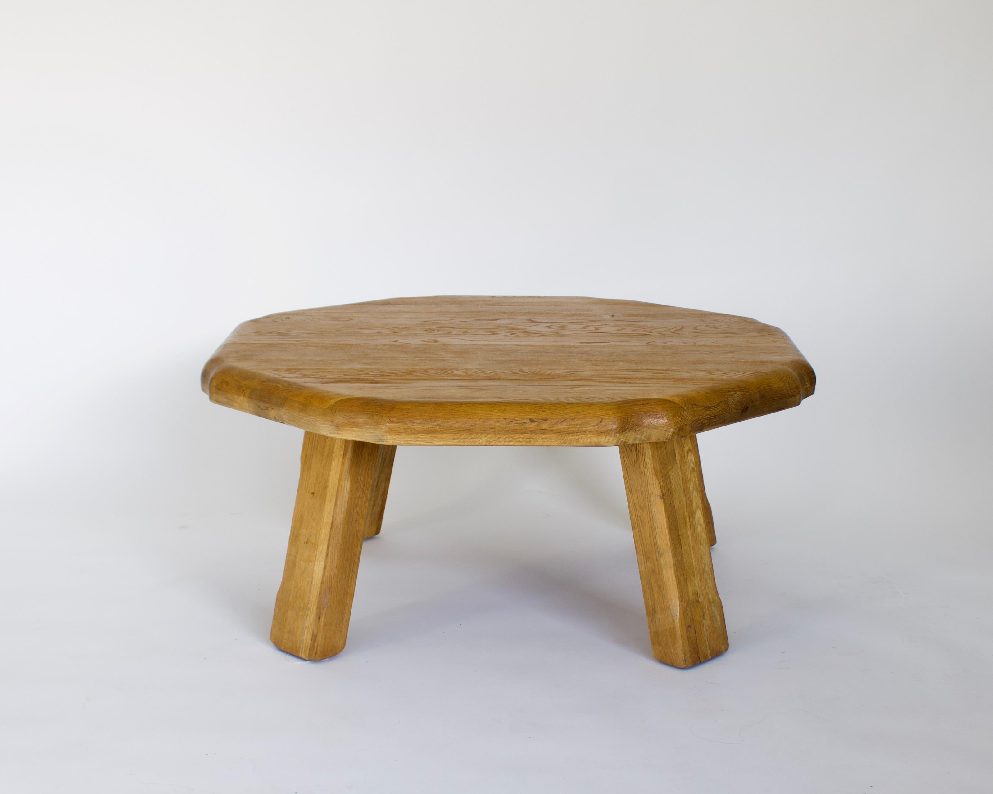 French Oak Round Sculpted Free Form Edge Brutalist Coffee Table, circa 1960 In Good Condition In Chicago, IL