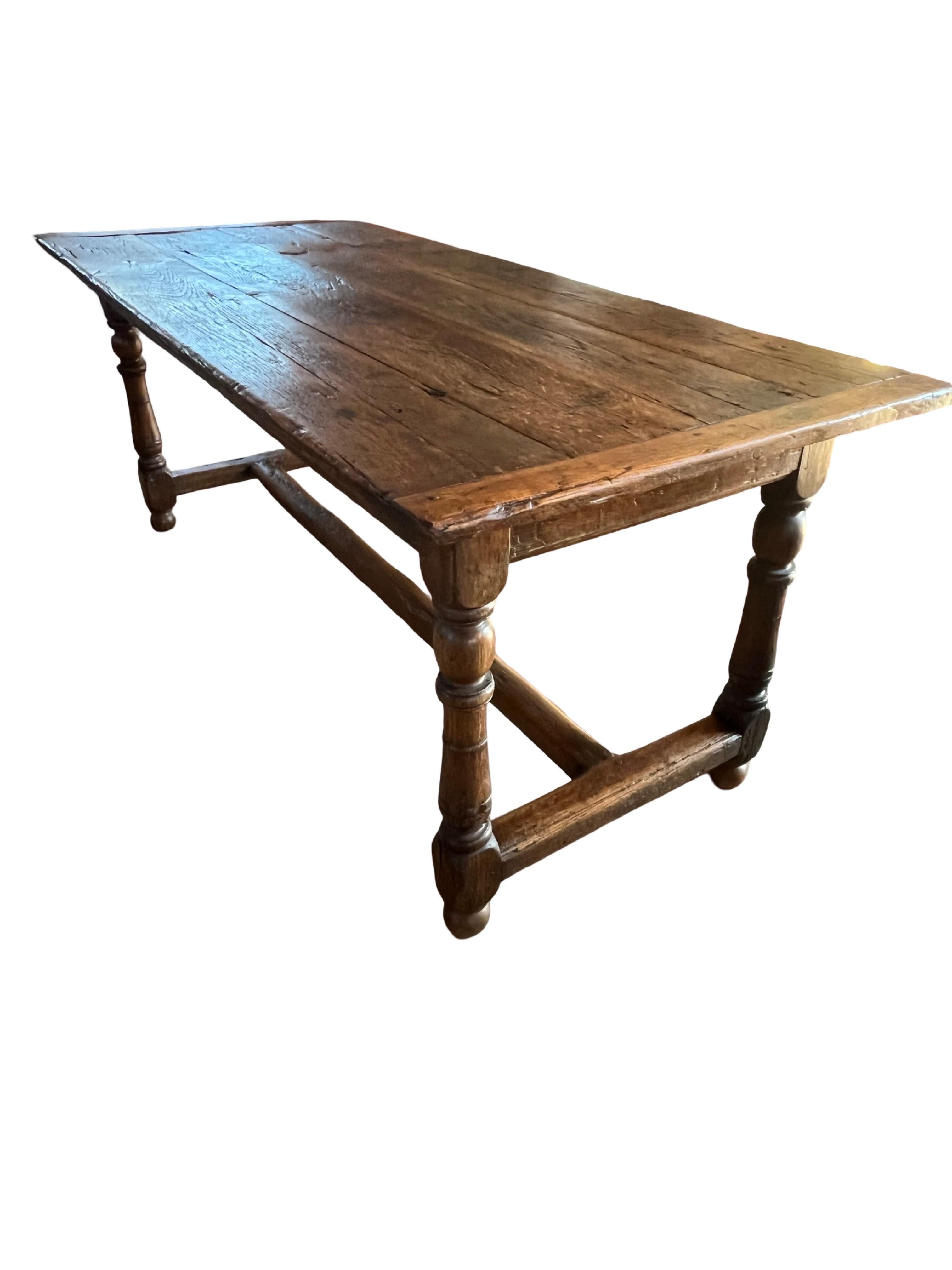Intagliato a mano Tavolo da pranzo rustico in Oak francese, XIX secolo in vendita