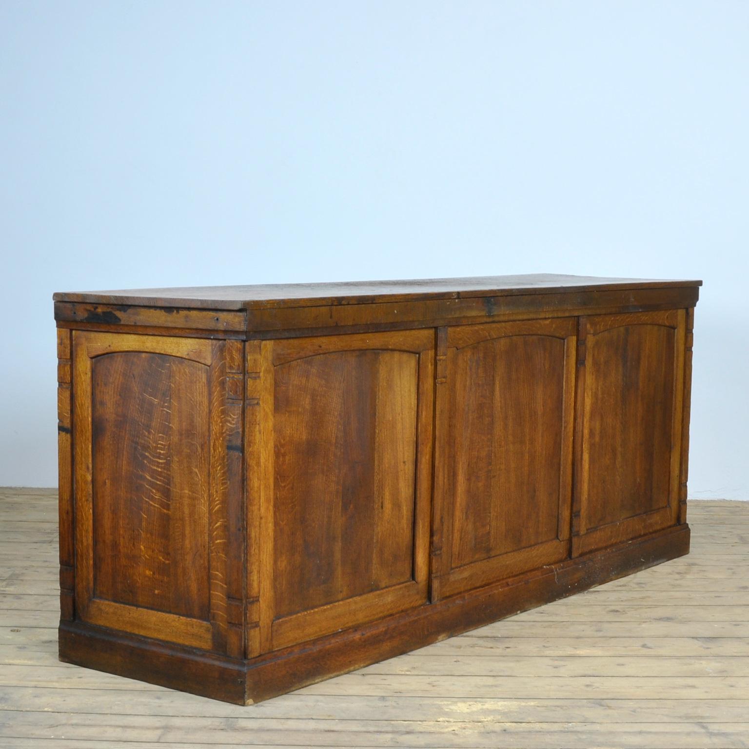 French shopcounter made of oak with 6 pine drawers.