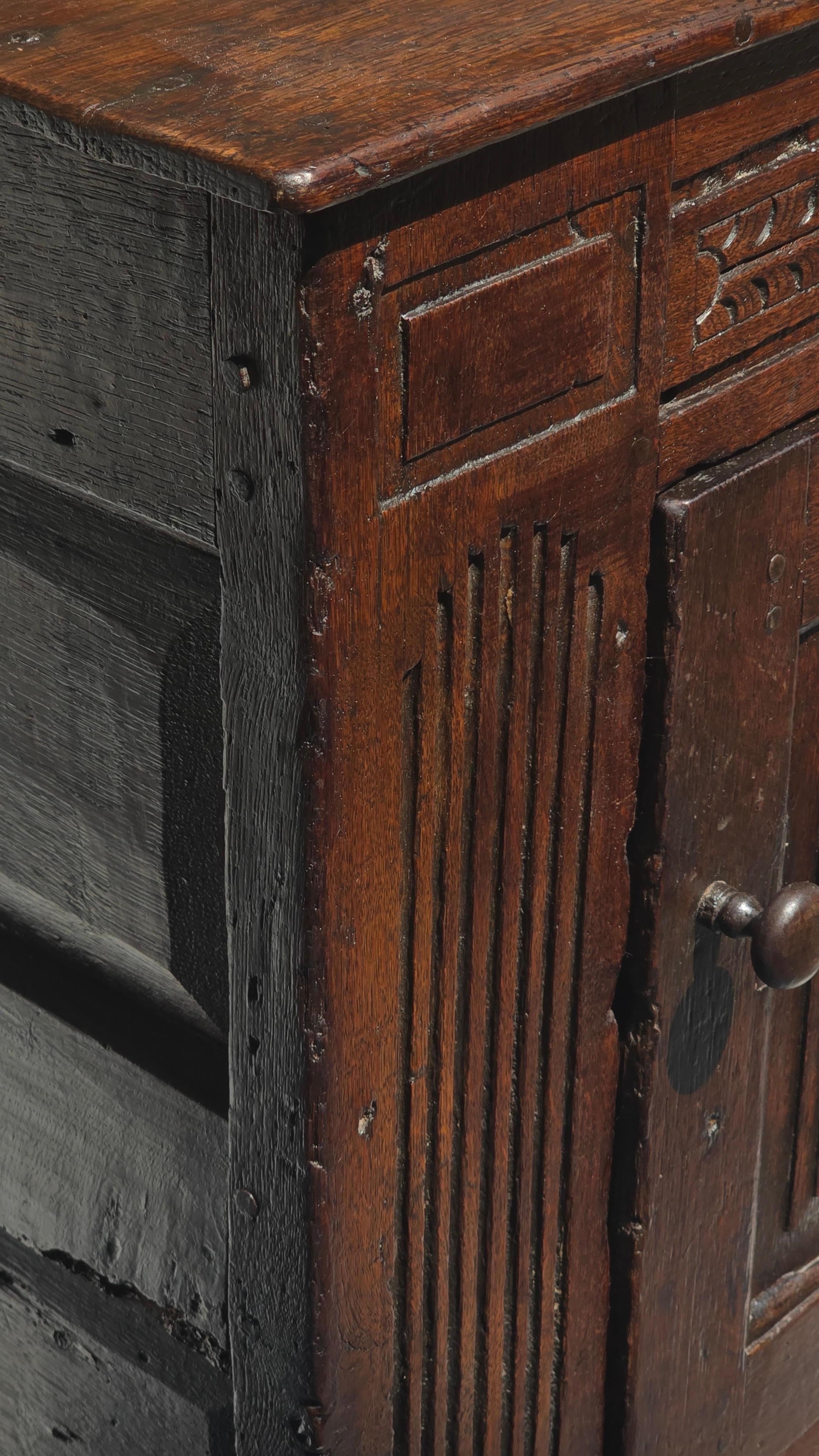 Französischer Eichenschrank mit Elementen aus dem 18. Jahrhundert, Frankreich (18. Jahrhundert und früher) im Angebot