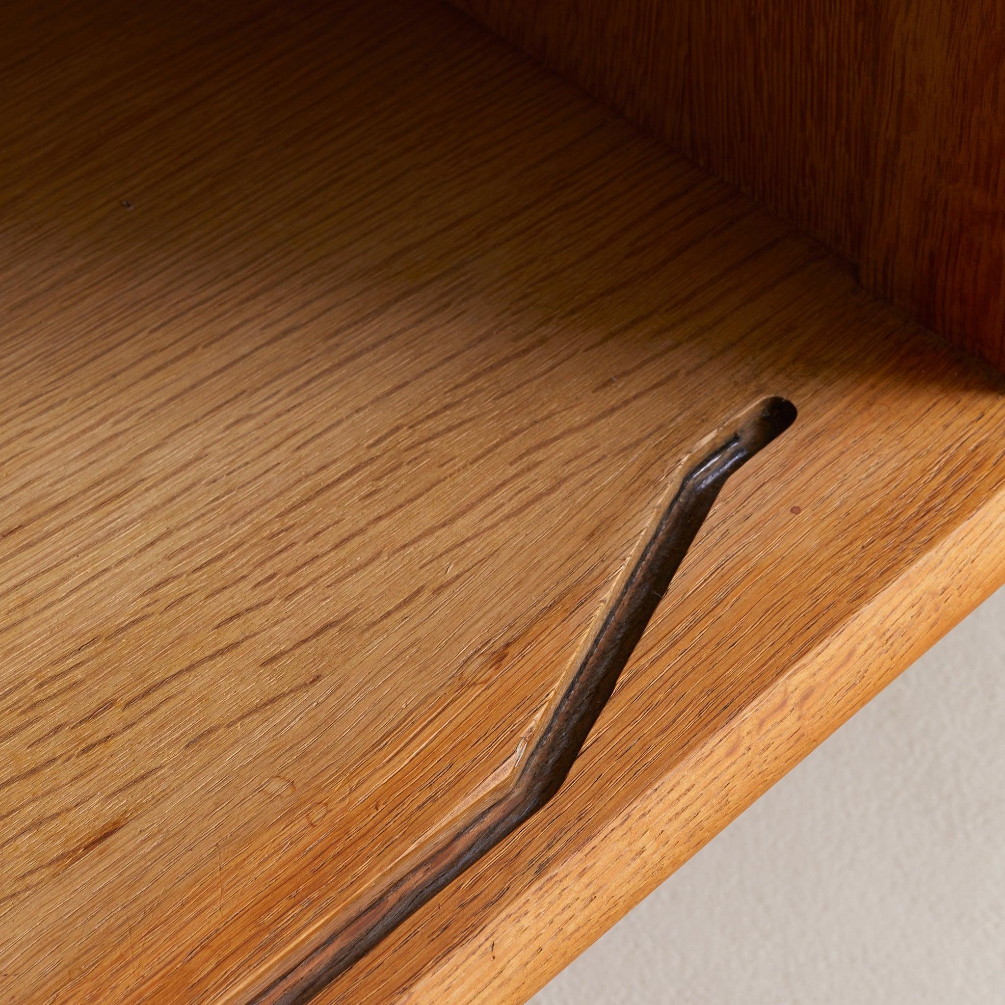 Credenza francese in Oak di Guillerme et Chambron, anni '60 in vendita 4