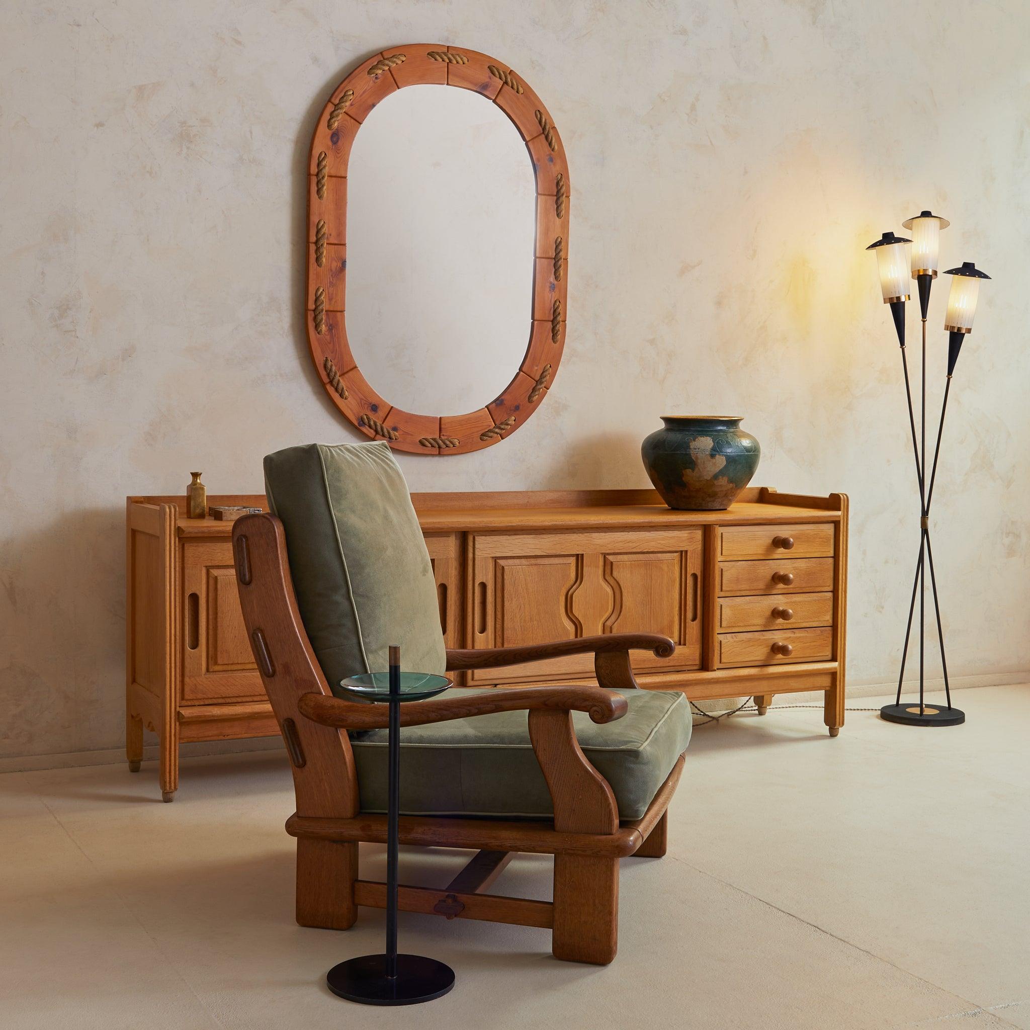 Questa credenza, realizzata dal duo di designer francesi Guillerme et Chambron, è un esempio del loro caratteristico approccio all'utilità e al calore scultoreo. Realizzato in rovere massiccio, il pezzo presenta due ante scorrevoli con maniglie
