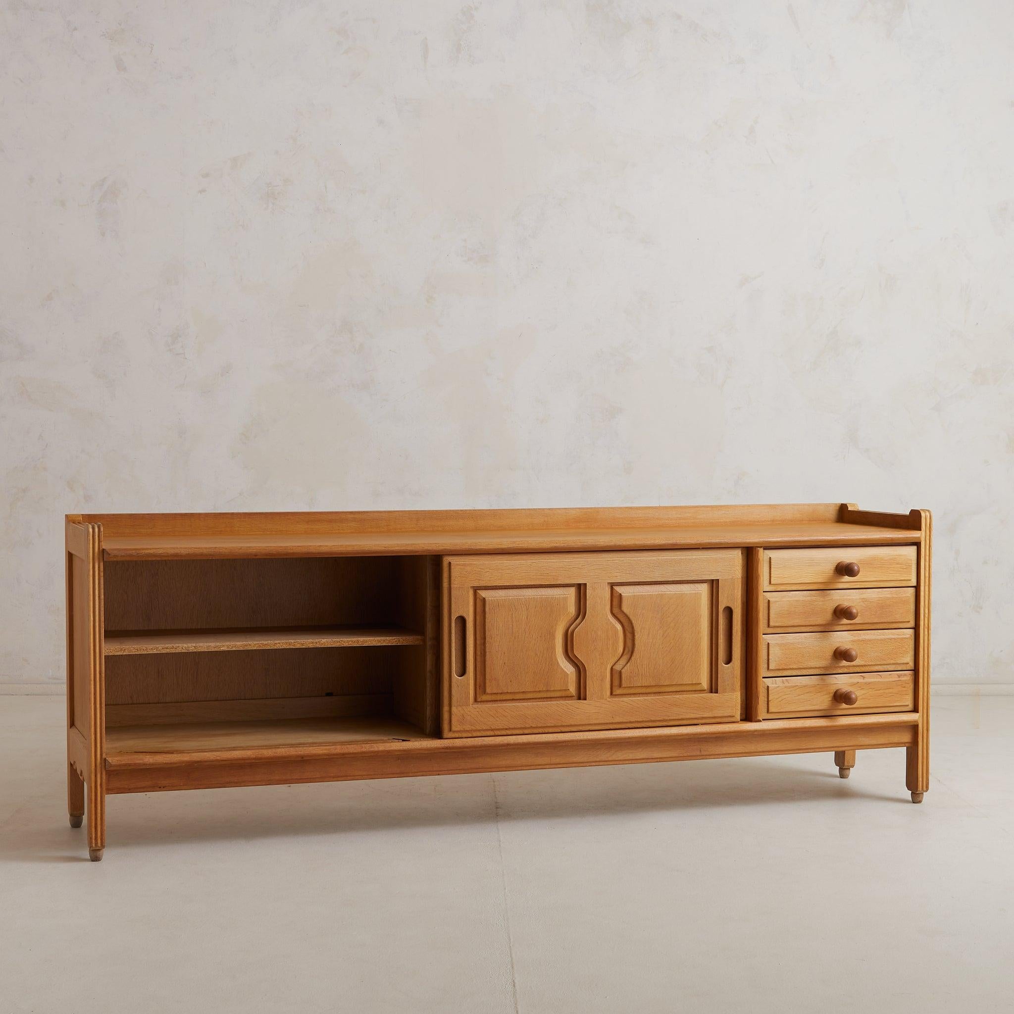 Mid-Century moderno Credenza francese in Oak di Guillerme et Chambron, anni '60 in vendita