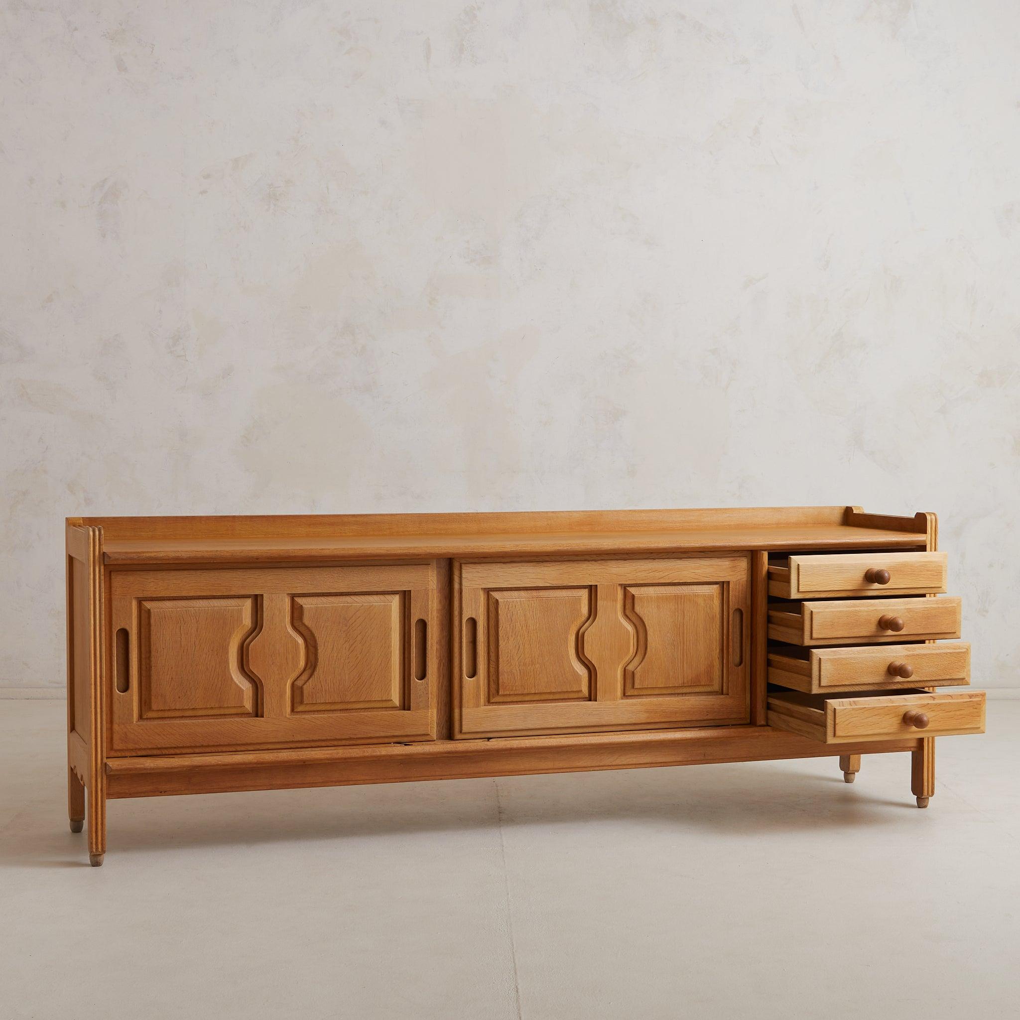 Credenza francese in Oak di Guillerme et Chambron, anni '60 In condizioni ottime in vendita a Chicago, IL