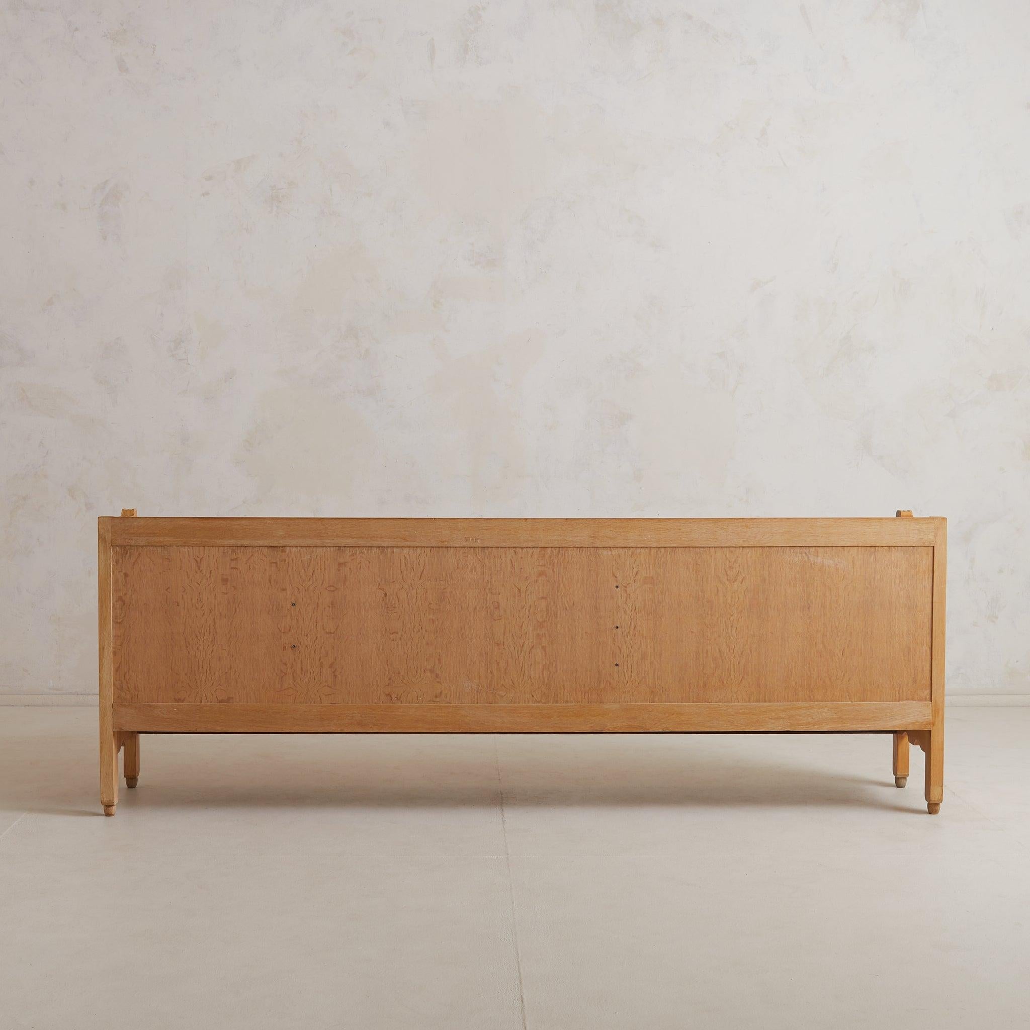 Legno Credenza francese in Oak di Guillerme et Chambron, anni '60 in vendita