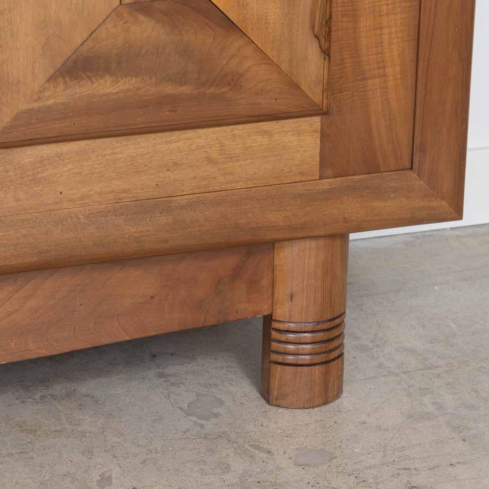 Aparador de roble francés al estilo de Charles Dudouyt en venta 11