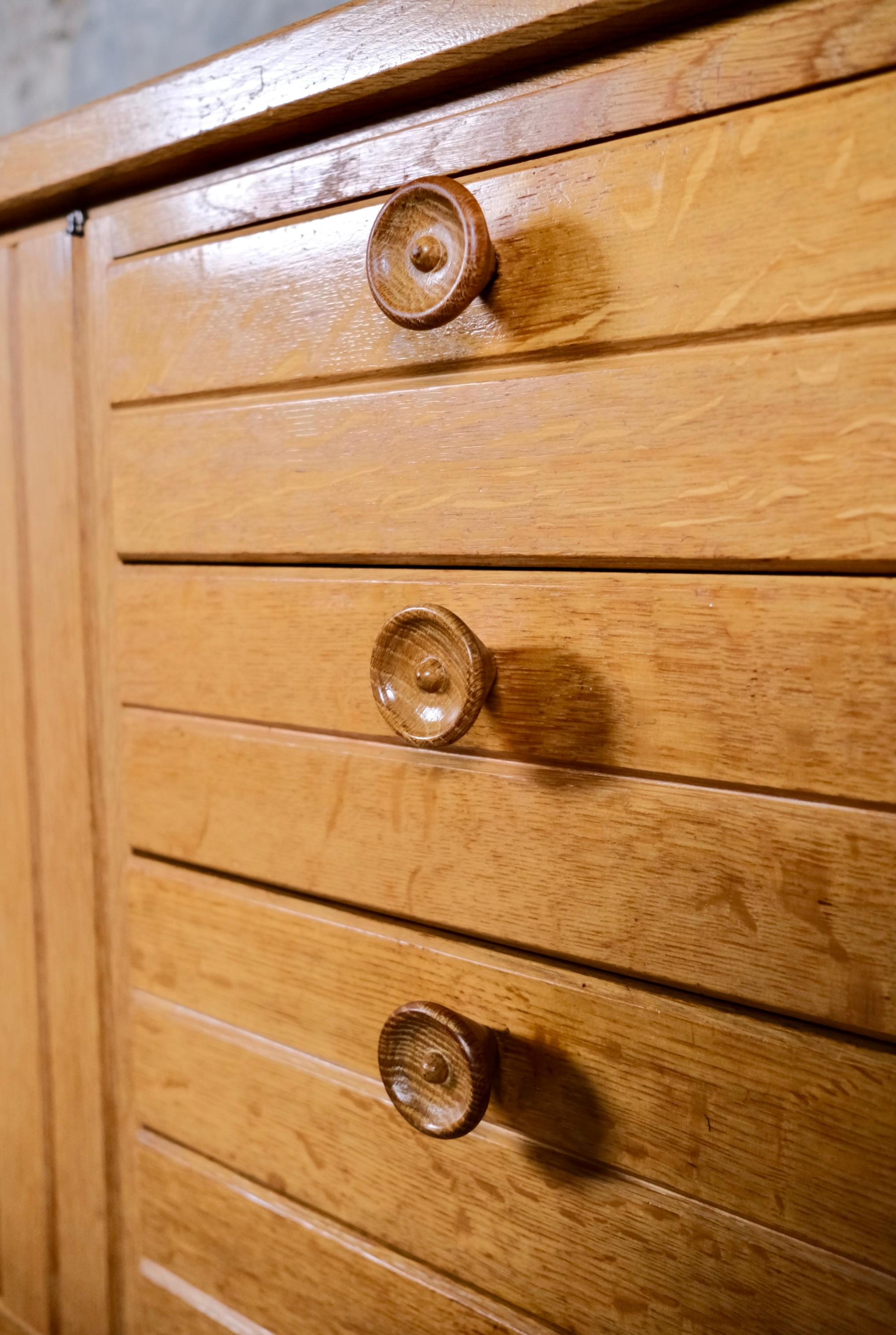 Credenza francese in rovere nello stile di Guillerme & Chambron, anni '60 in vendita 3