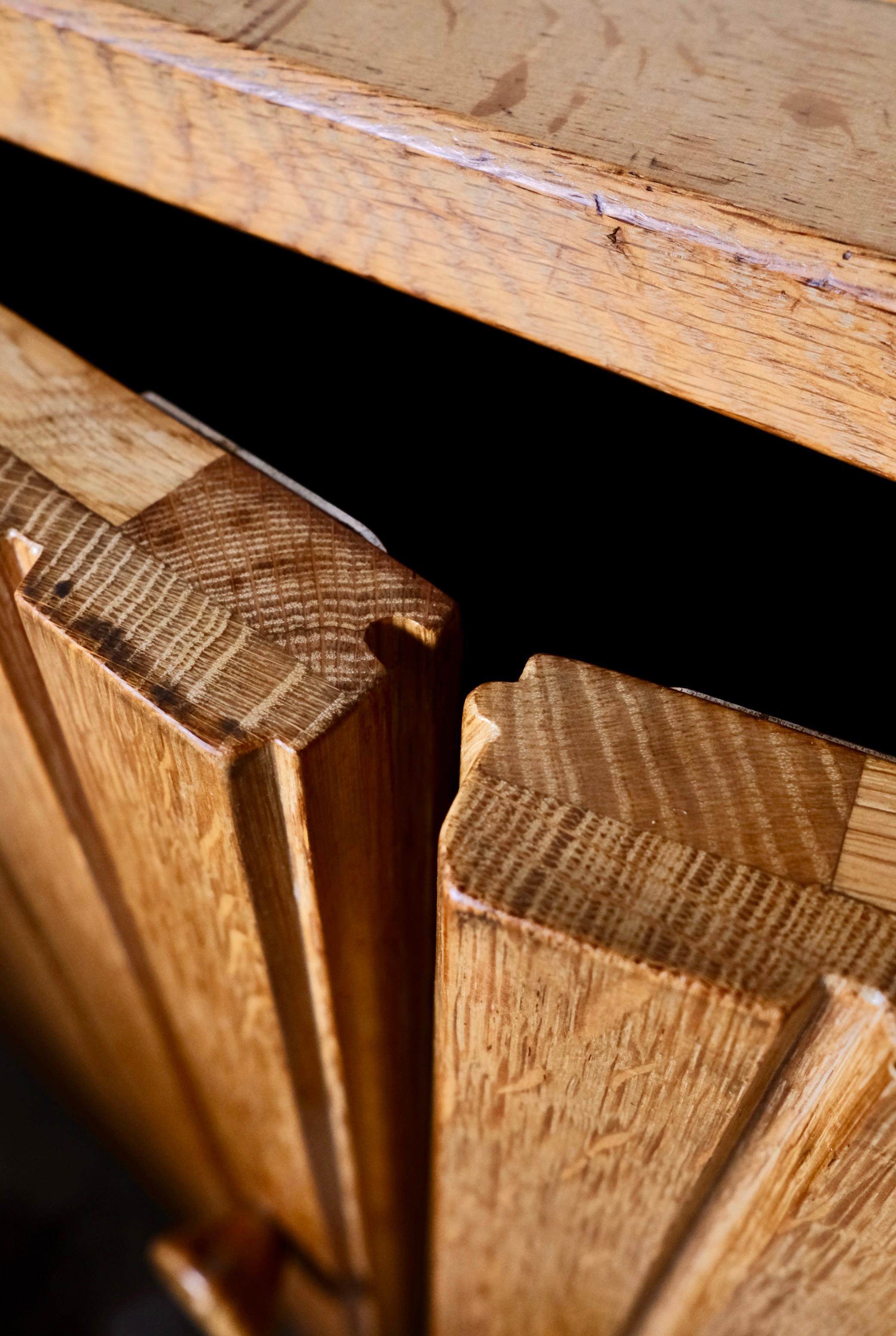 Credenza francese in rovere nello stile di Guillerme & Chambron, anni '60 in vendita 5