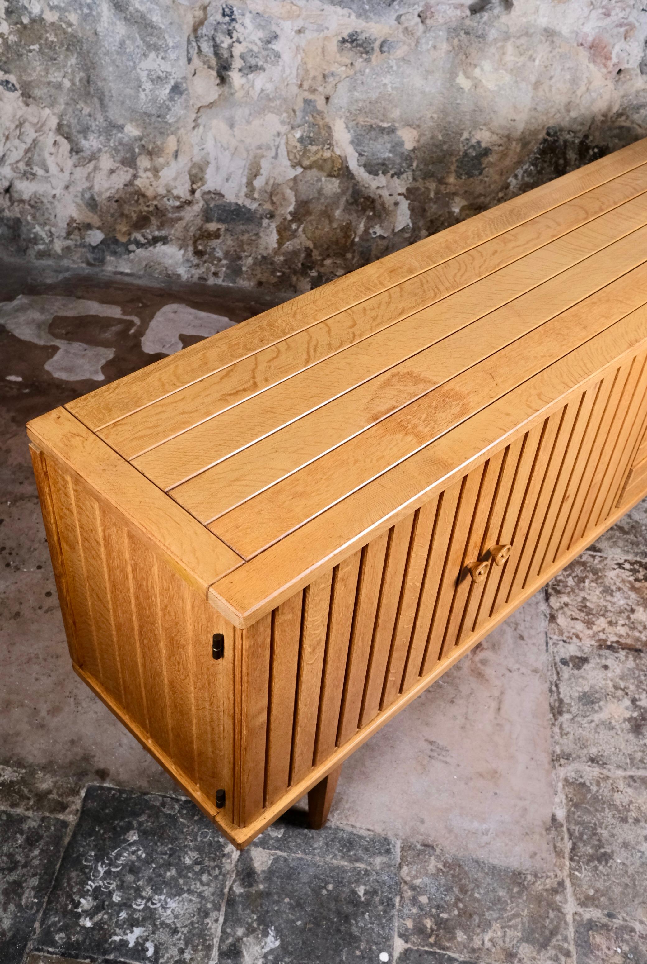 Credenza francese in rovere nello stile di Guillerme & Chambron, anni '60 in vendita 8