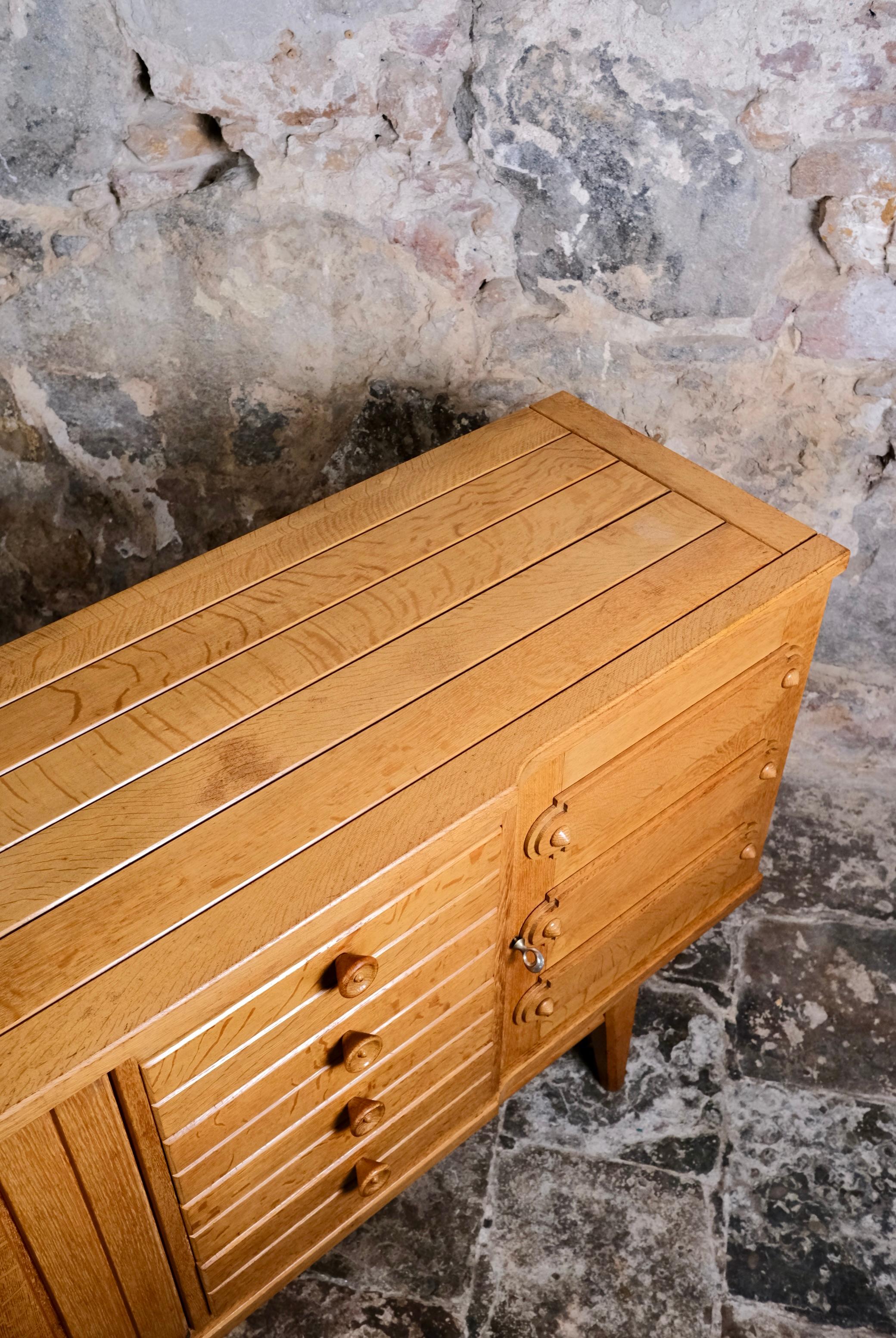 Credenza francese in rovere nello stile di Guillerme & Chambron, anni '60 in vendita 10