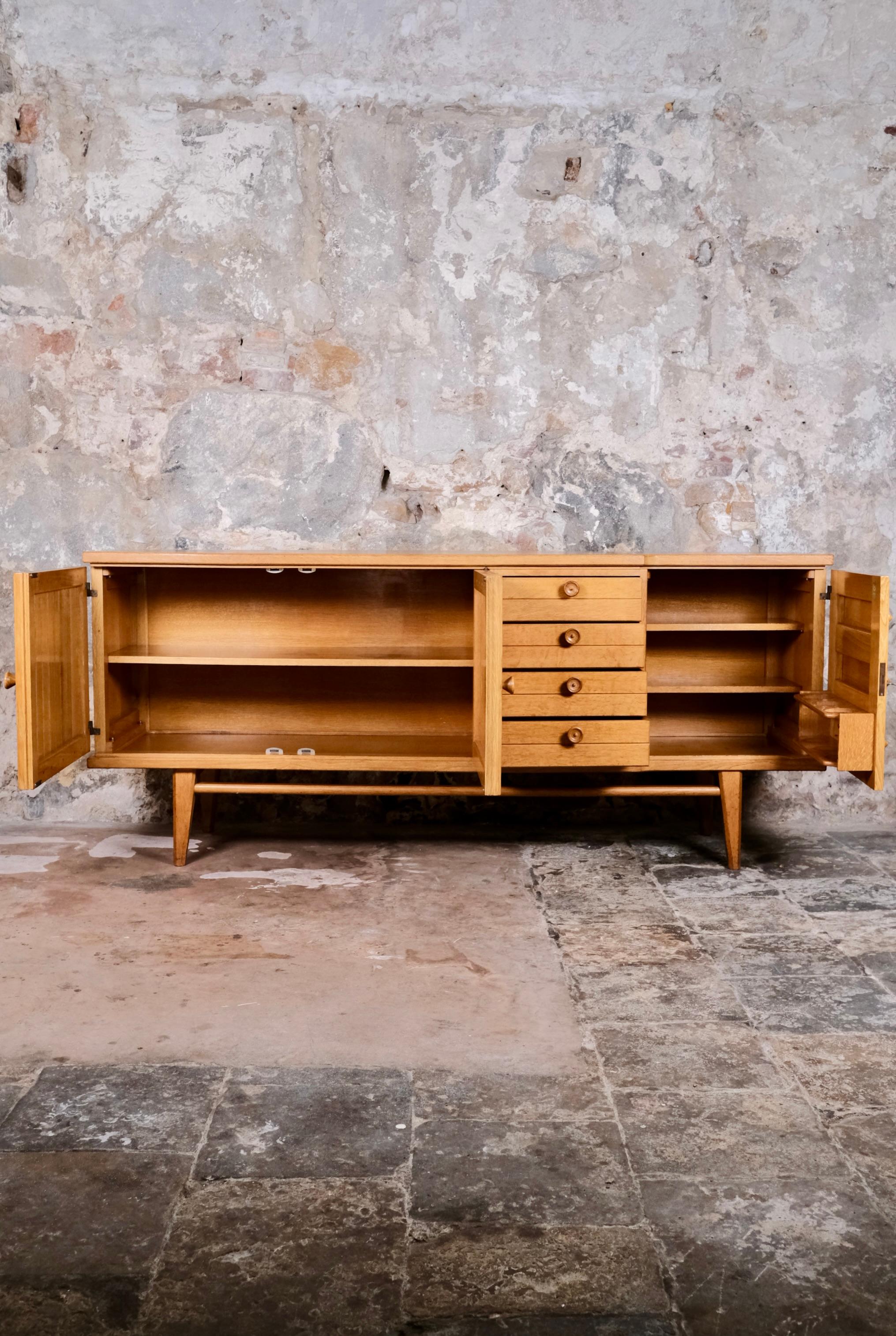 Mid-Century moderno Credenza francese in rovere nello stile di Guillerme & Chambron, anni '60 in vendita
