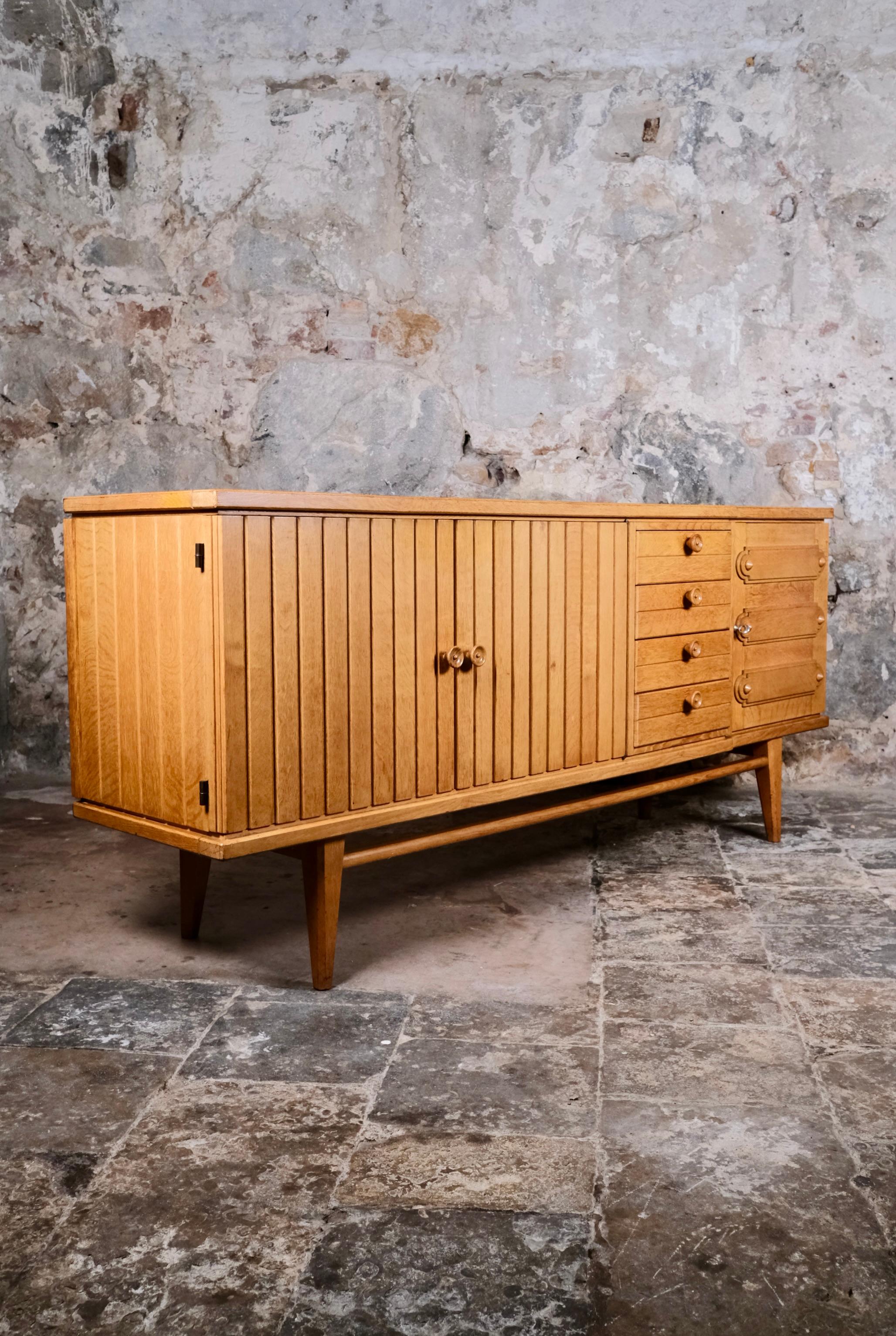 Francese Credenza francese in rovere nello stile di Guillerme & Chambron, anni '60 in vendita