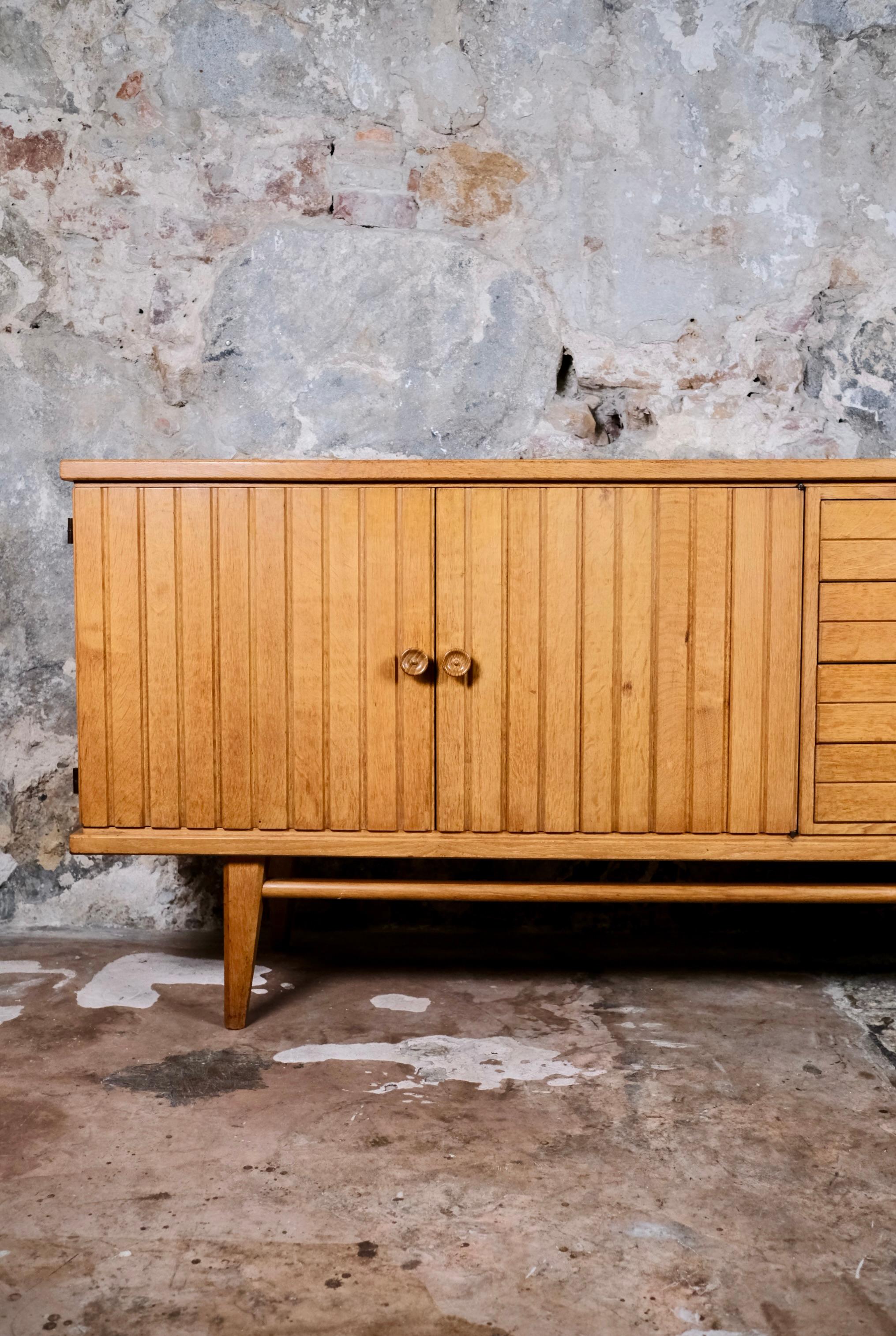 Credenza francese in rovere nello stile di Guillerme & Chambron, anni '60 In condizioni buone in vendita a Lyon, FR